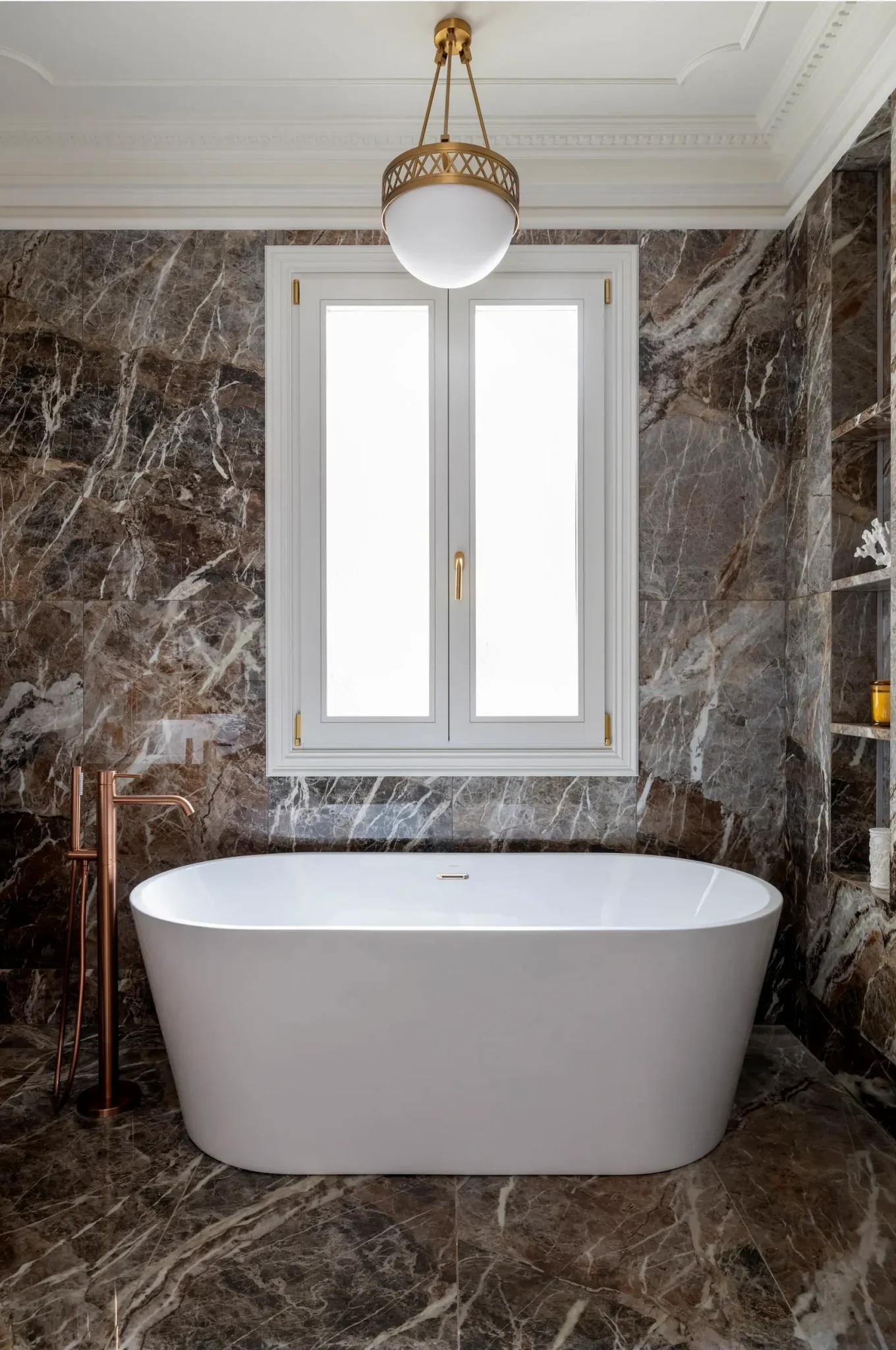 salle de bain marbre appartement Barcelone décoration classique chic et contemporaine