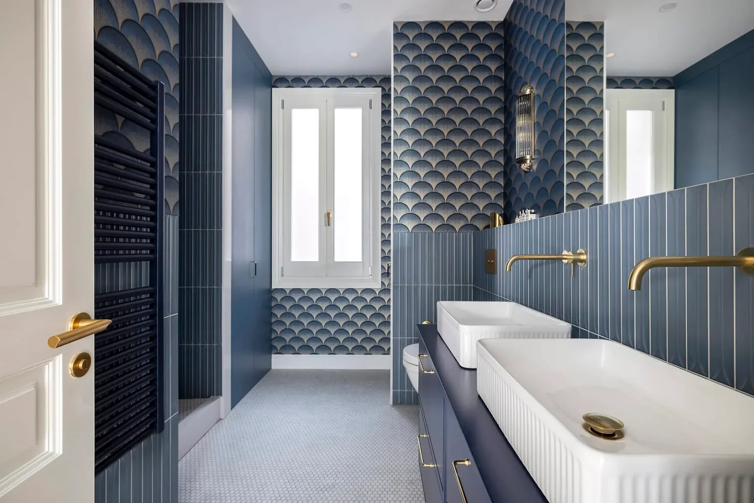 salle de bain papier-peint style Art Deco bleu appartement ancien rénové décoration design