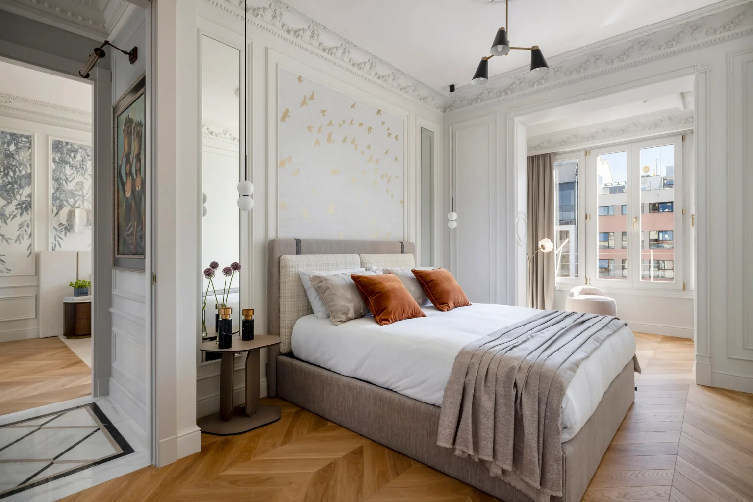 chambre avec moulures appartement Barcelone décoration classique chic et contemporaine