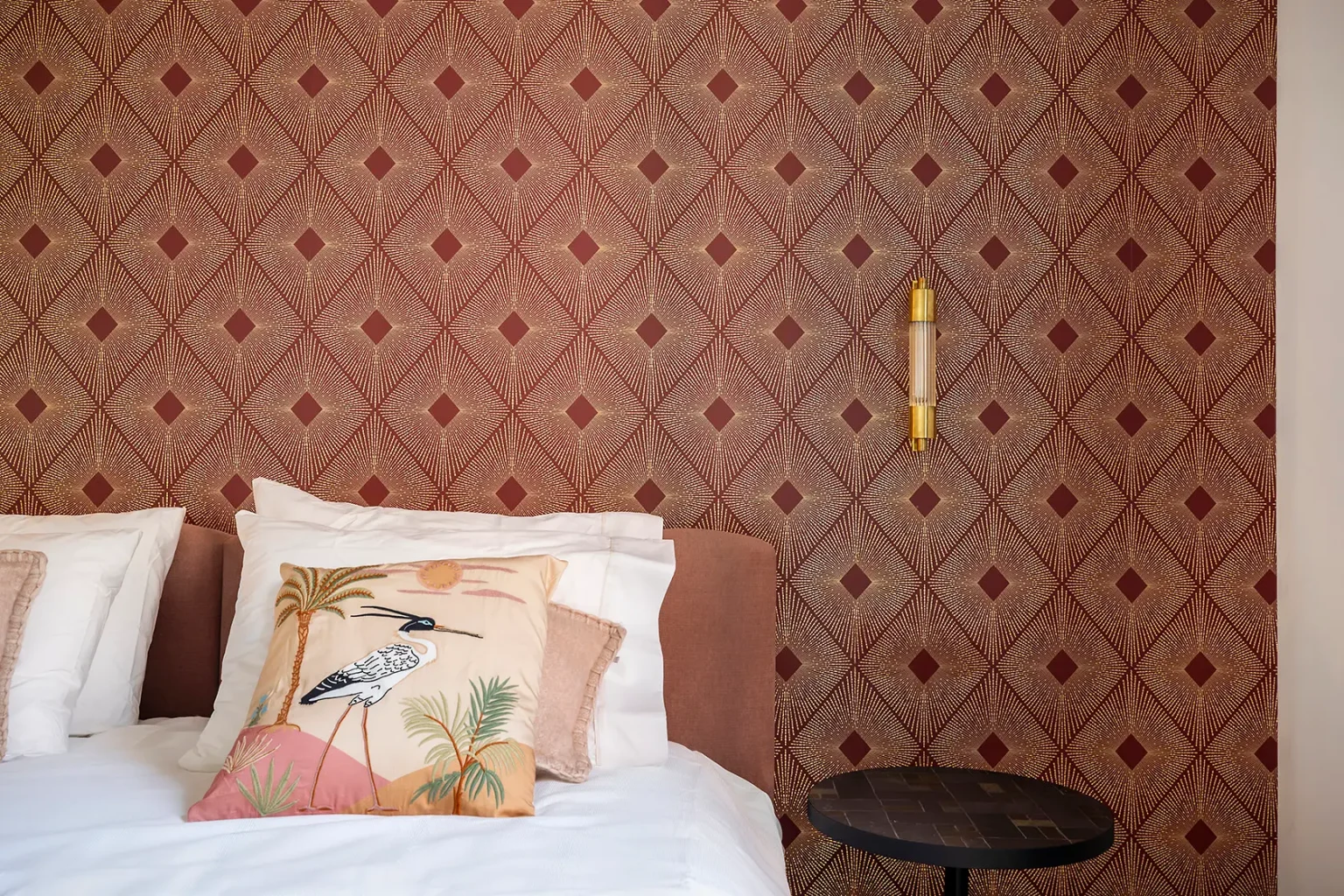 chambre papier-peint style Art Deco orange appartement ancien rénové décoration design