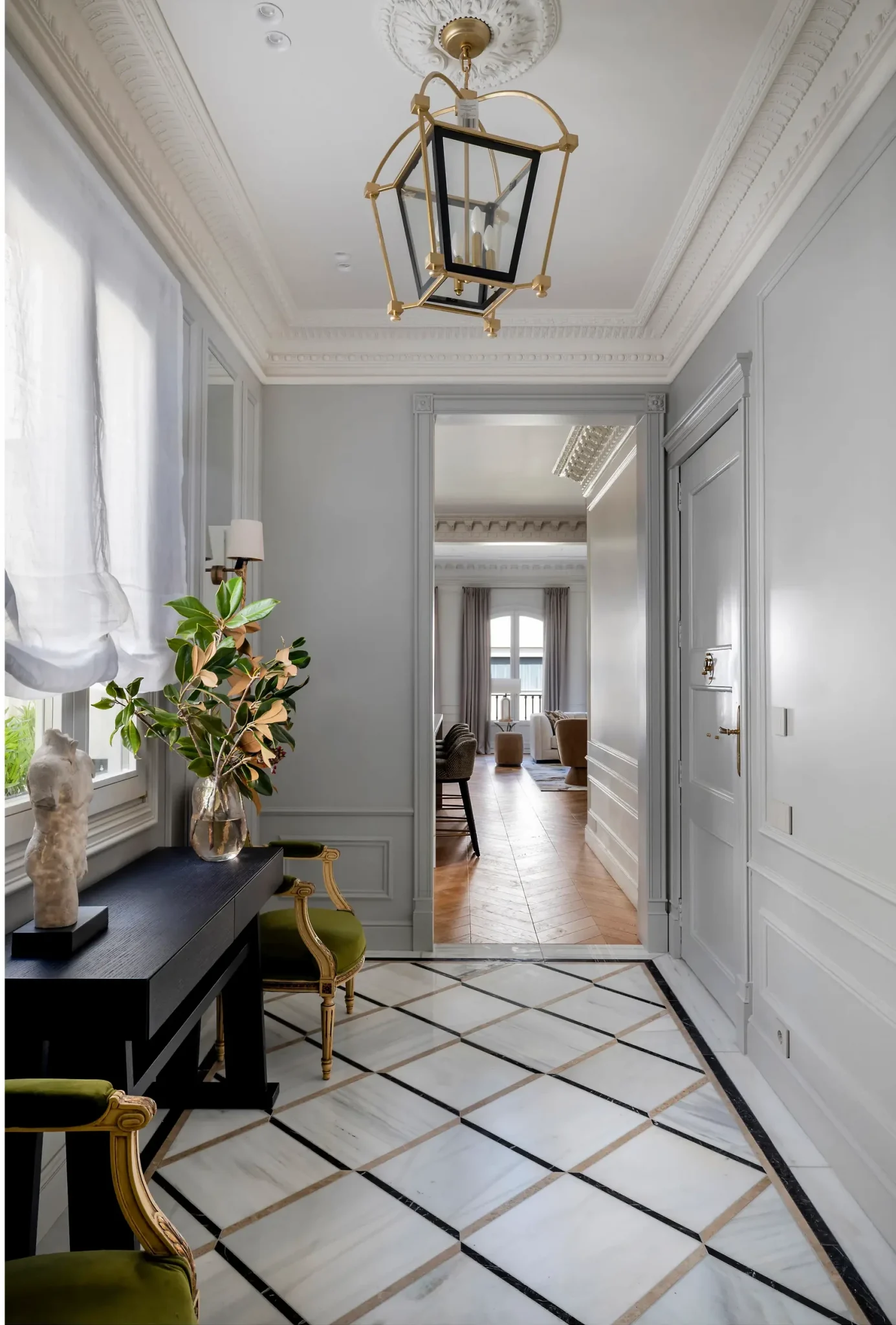 entrée avec moulures et sol marbre appartement Barcelone décoration classique chic et contemporaine