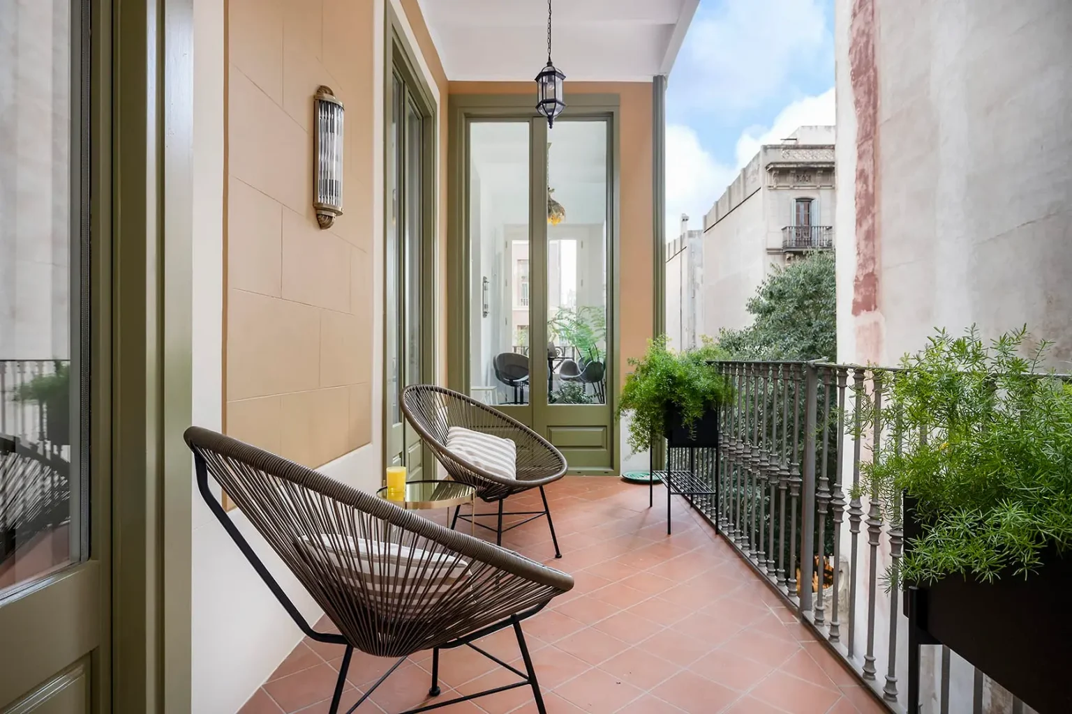 balcon appartement Barcelone rénové décoration design