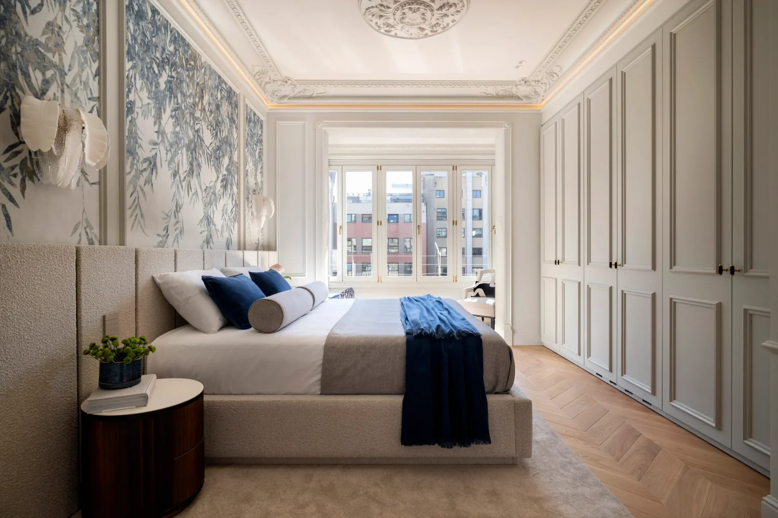 chambre avec moulures appartement Barcelone décoration classique chic et contemporaine