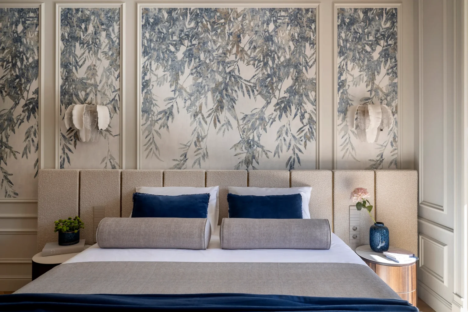 chambre avec moulures et papier-peint décoration classique chic et contemporaine