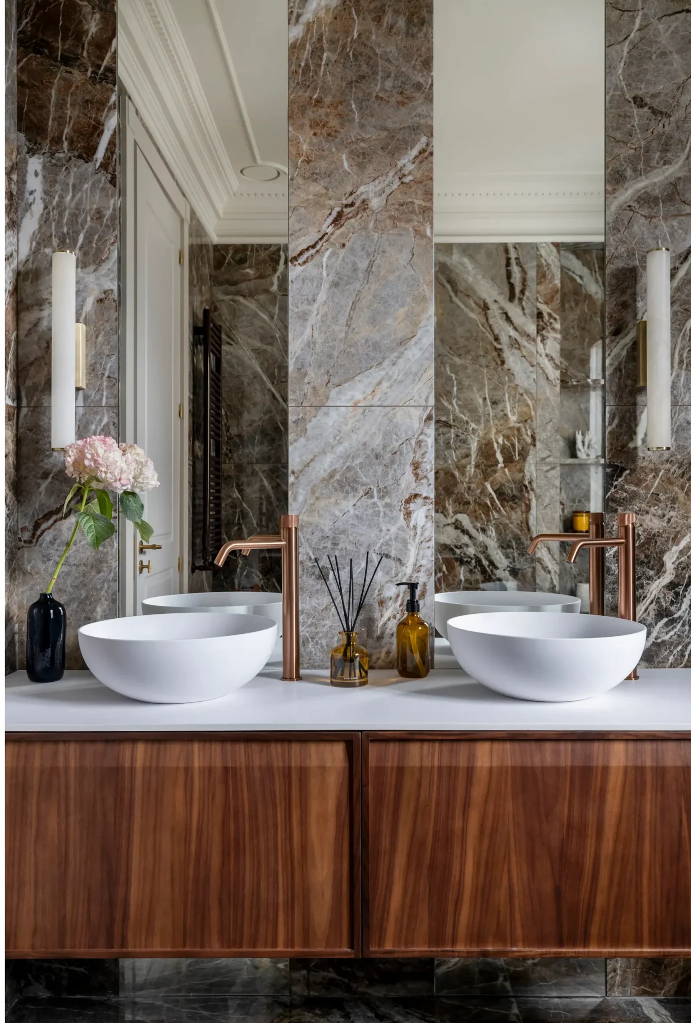salle de bain marbre appartement Barcelone décoration classique chic et contemporaine