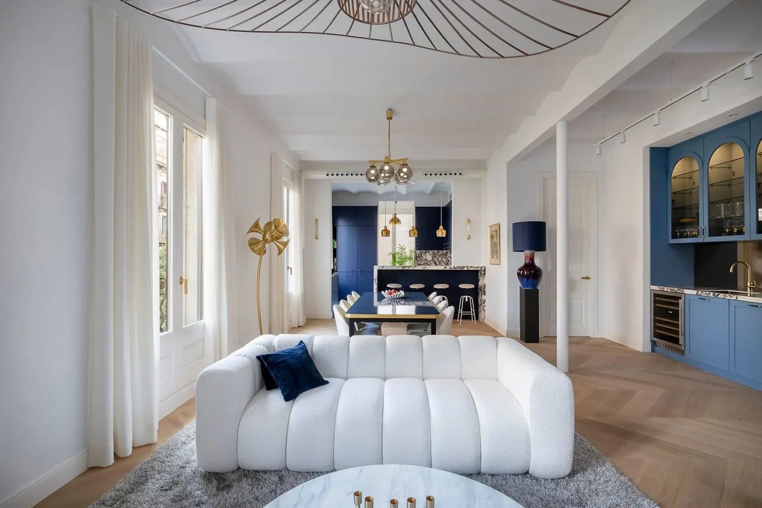 salon avec cuisine ouverte appartement ancien rénové décoration design bleue et blanche