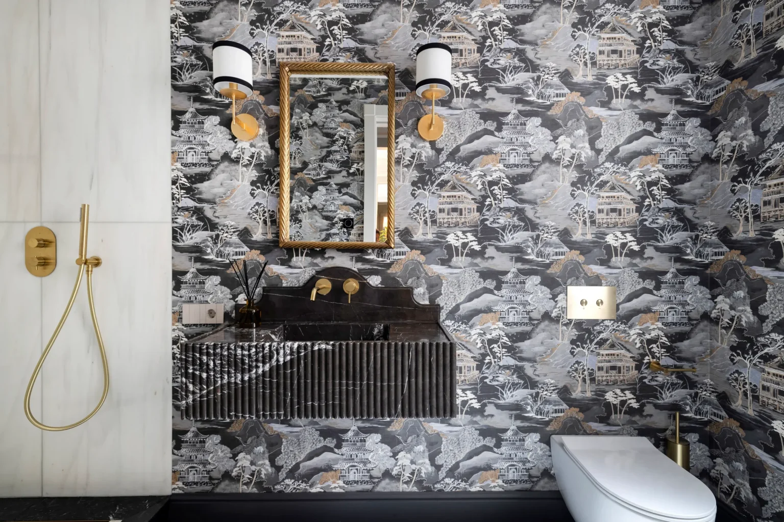 toilettes papier-peint panoramique appartement Barcelone décoration classique chic et contemporaine