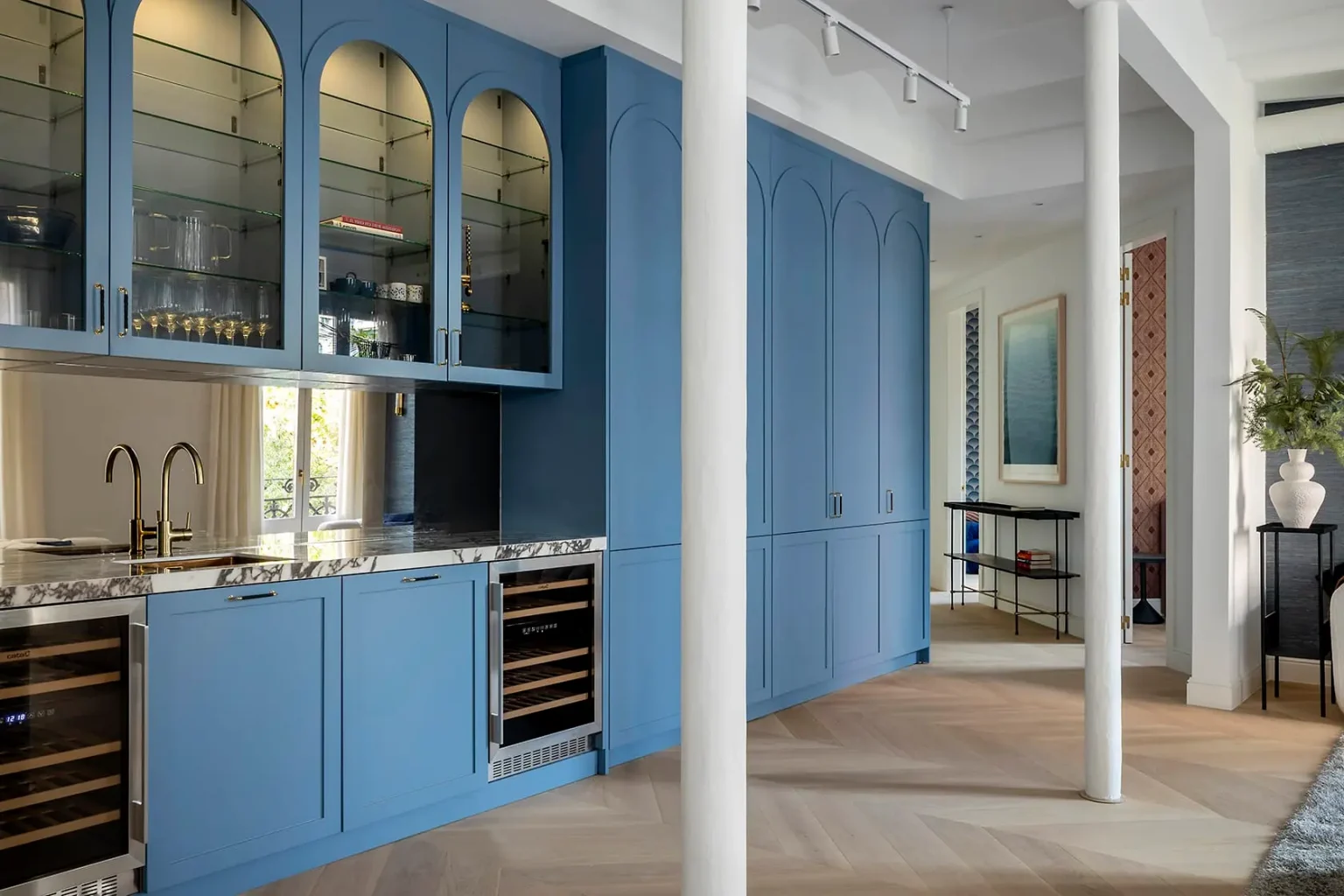 cuisine ouverte bleue appartement ancien rénové décoration design