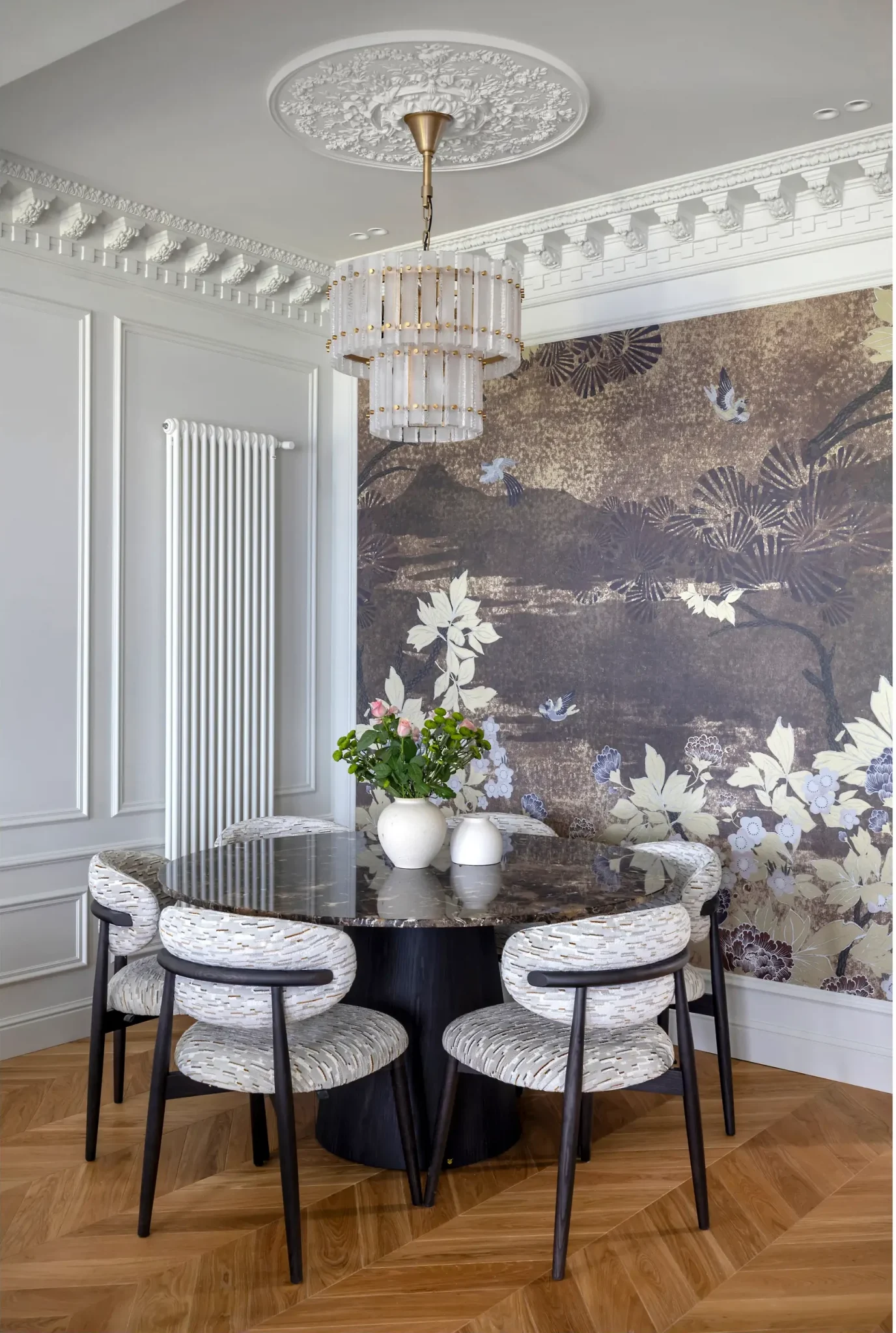 salle à manger mur papier-peint moulures appartement Barcelone décoration classique chic et contemporaine