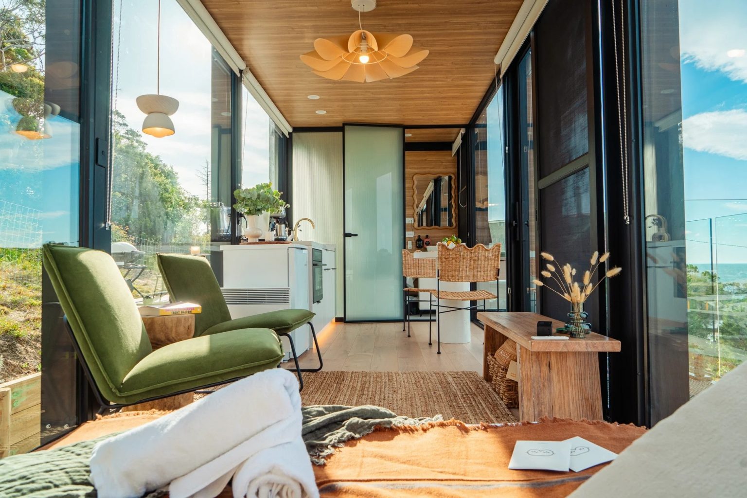 intérieur petite maison vitrée 36m3 modèle Bambino par Elsewhere