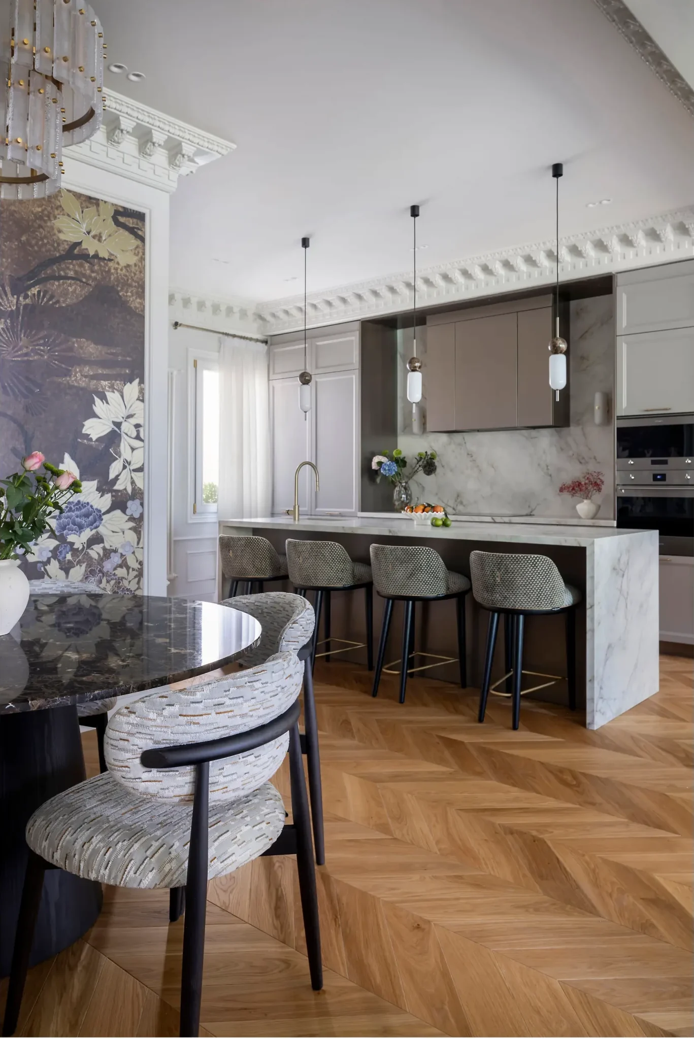 salle à manger mur papier-peint moulures et cuisine ouverte décoration classique chic et contemporaine