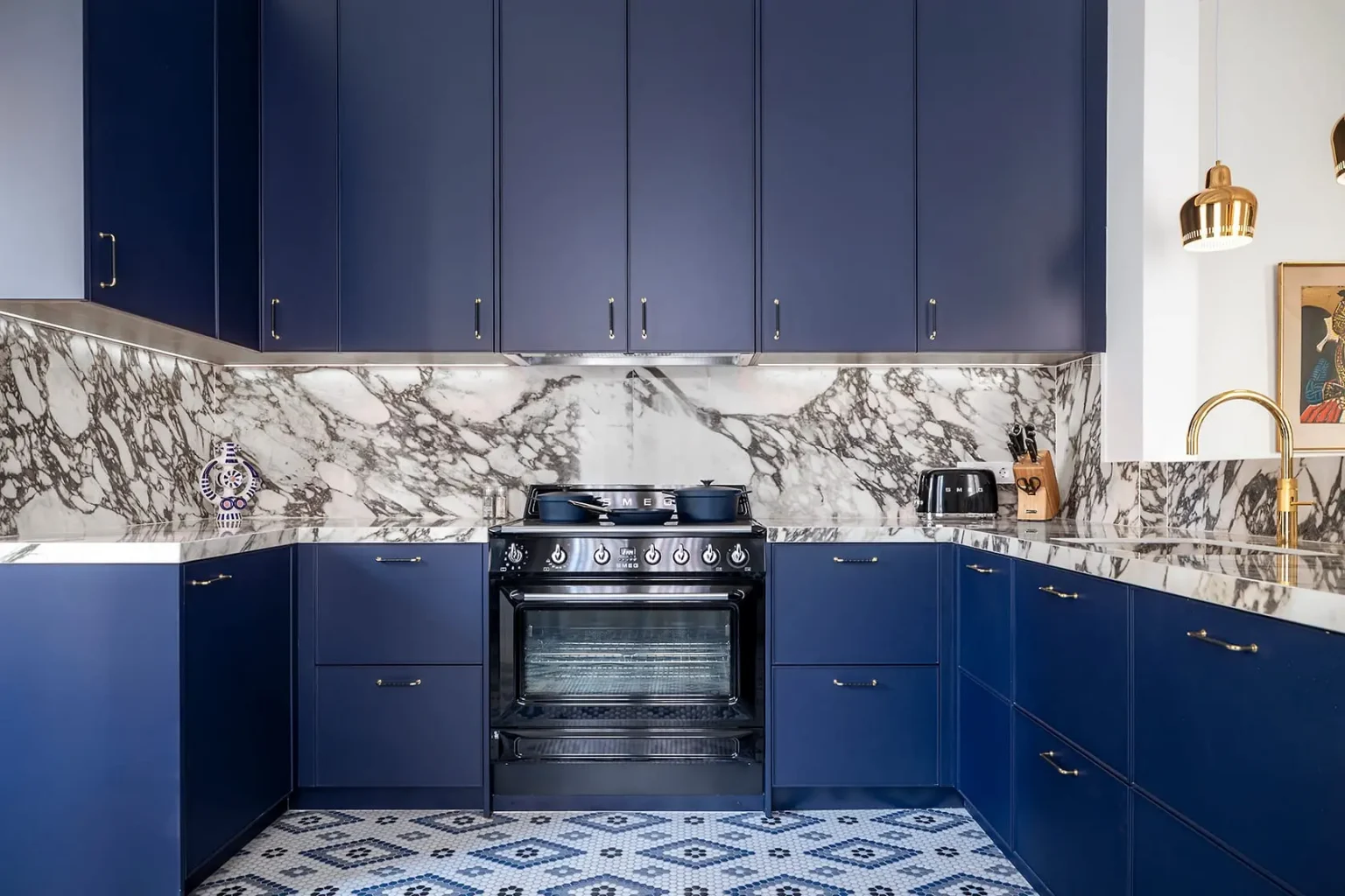 cuisine bleue et marbre sol mosaïque appartement ancien rénové décoration design