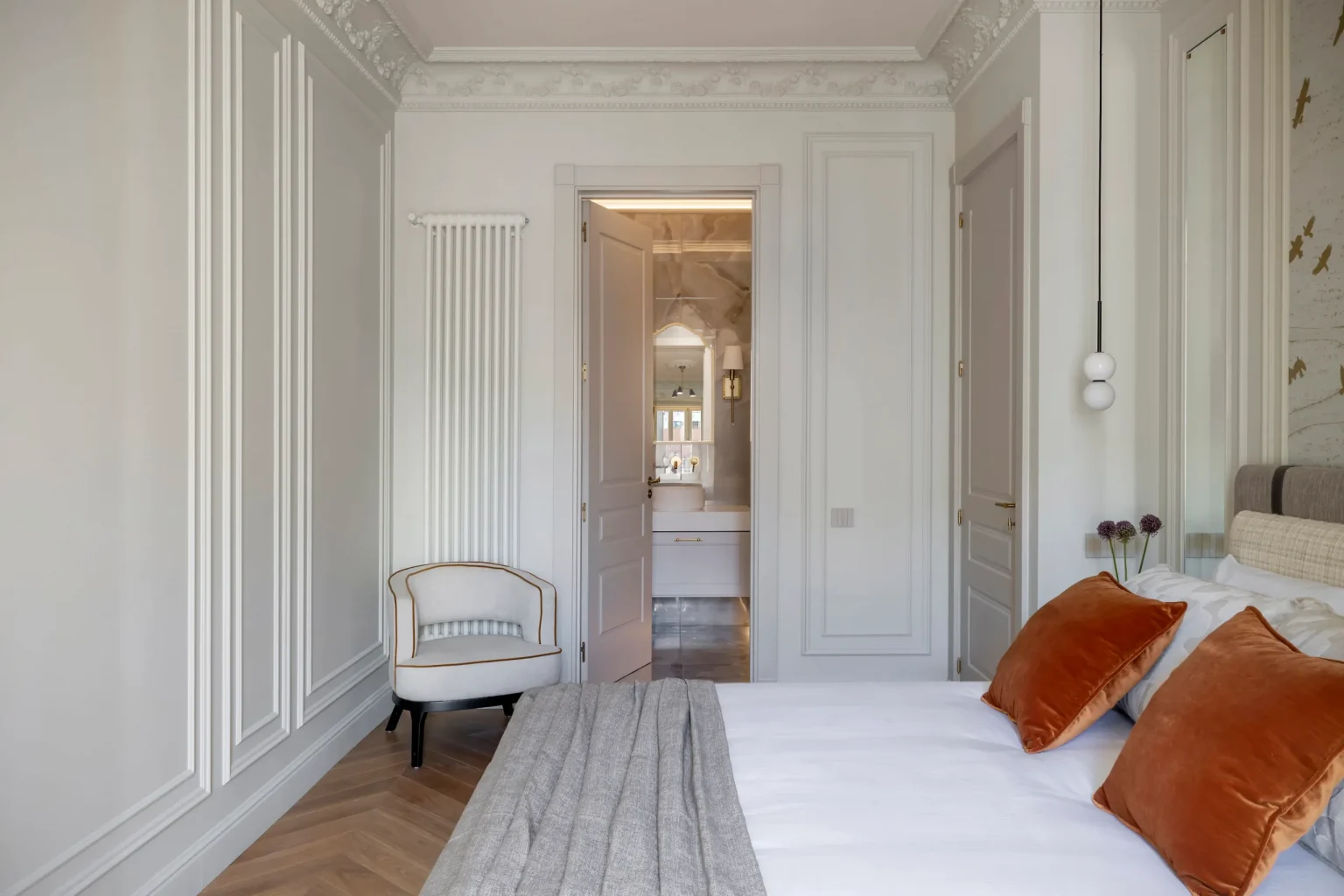 chambre avec moulures appartement Barcelone décoration classique chic et contemporaine