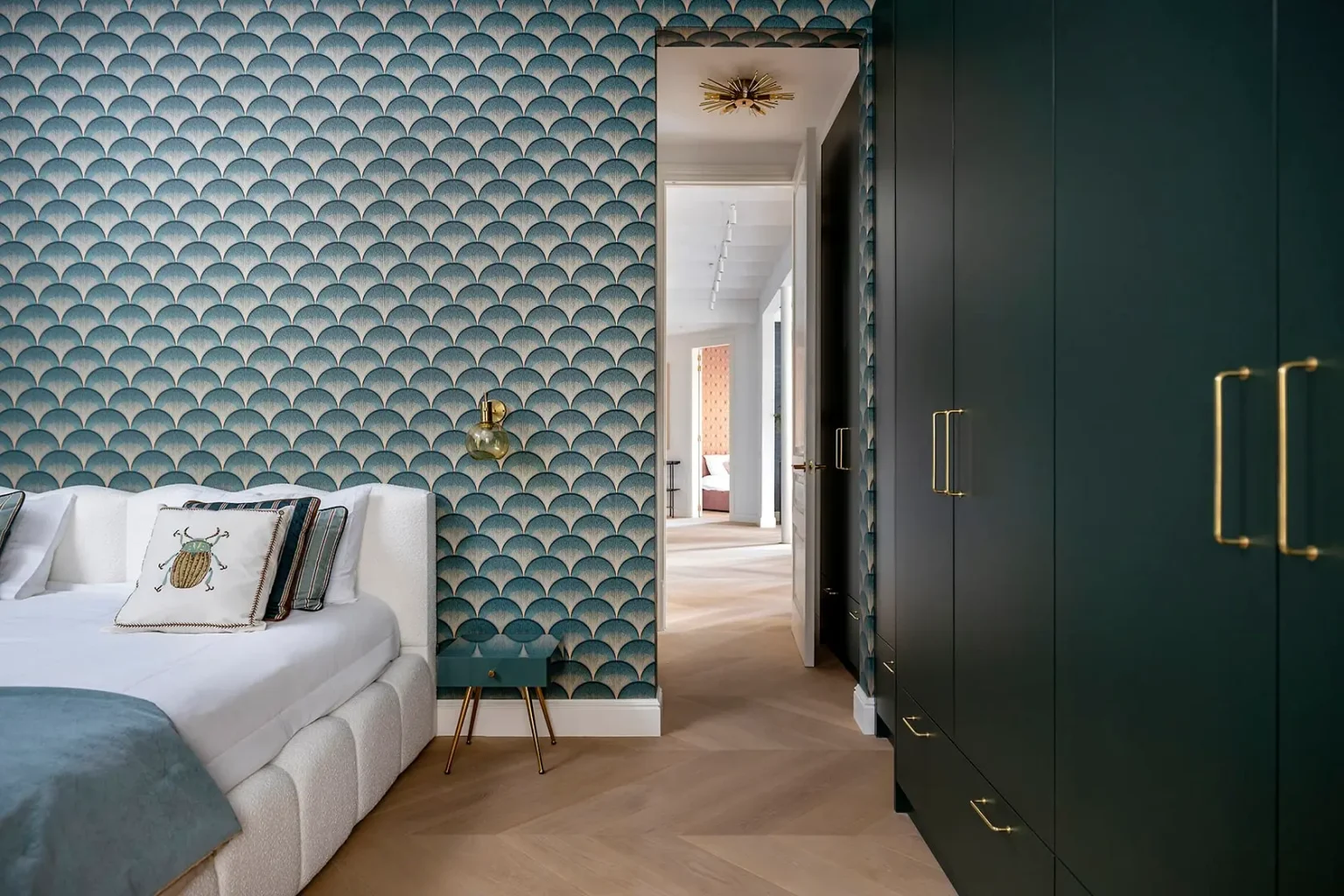 chambre papier-peint style Art Deco bleu appartement ancien rénové décoration design