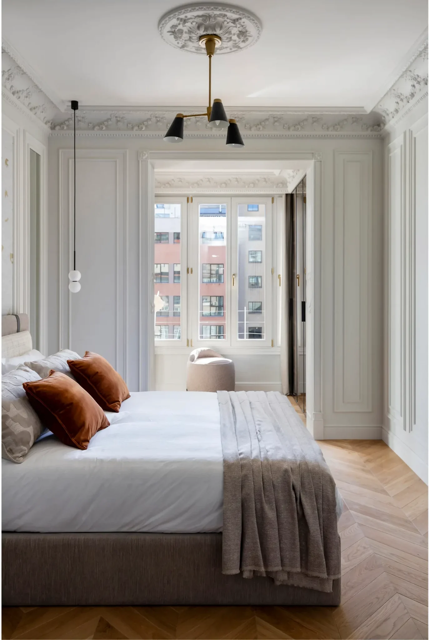 chambre avec moulures appartement Barcelone décoration classique chic et contemporaine