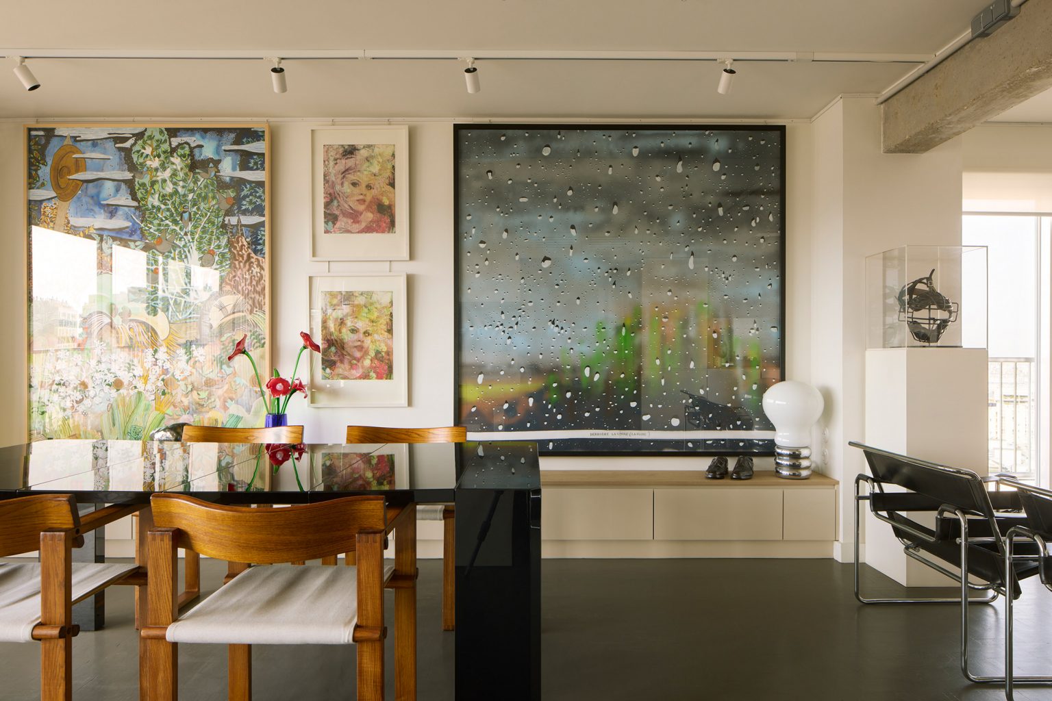 salon avec tableaux appartement des années 70 à Paris décoration contemporaine par CHHO Studio Photo © DePascuale Maffini