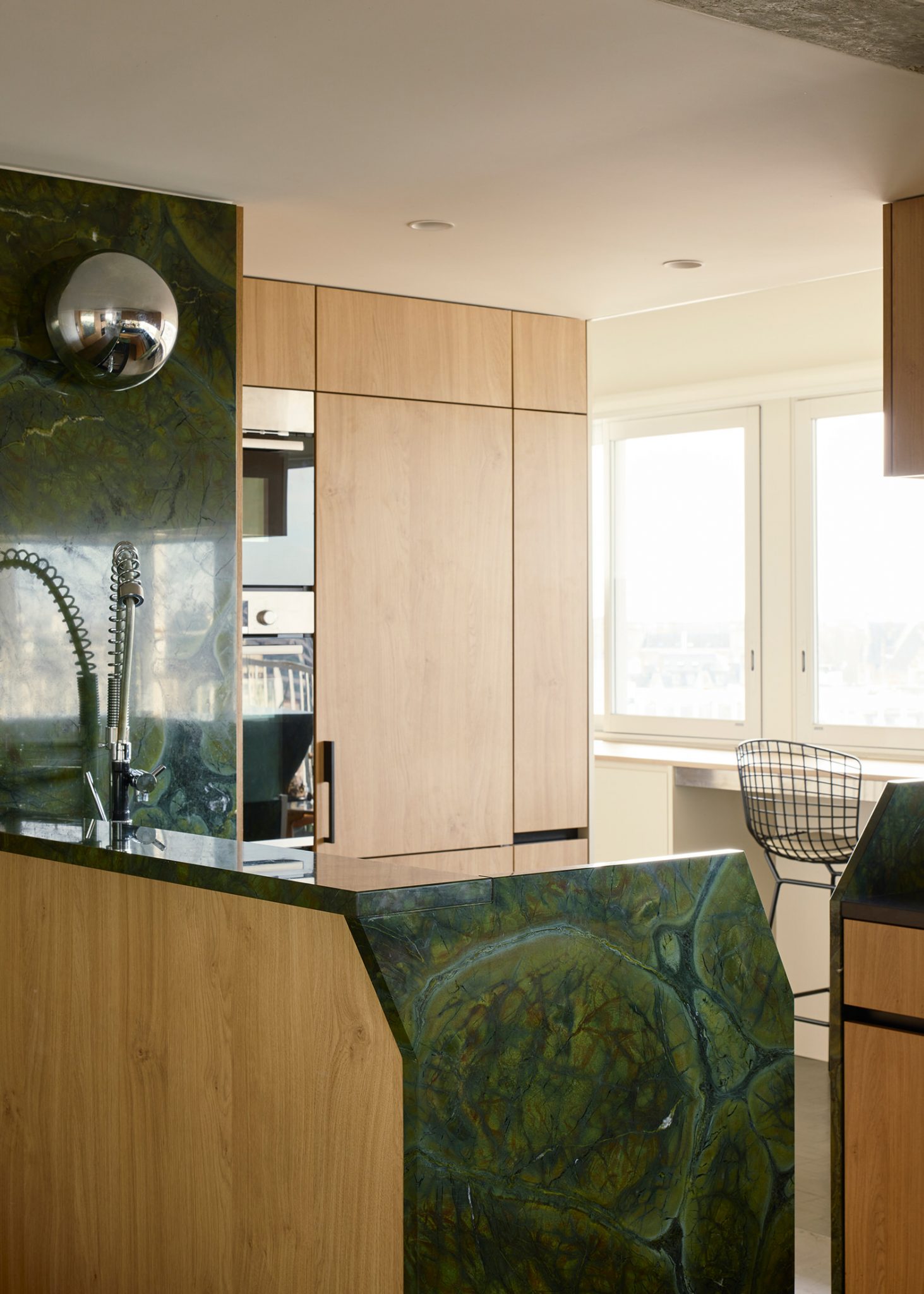 cuisine plan de travail marbre appartement des années 70 à Paris décoration contemporaine par CHHO Studio Photo © DePascuale Maffini