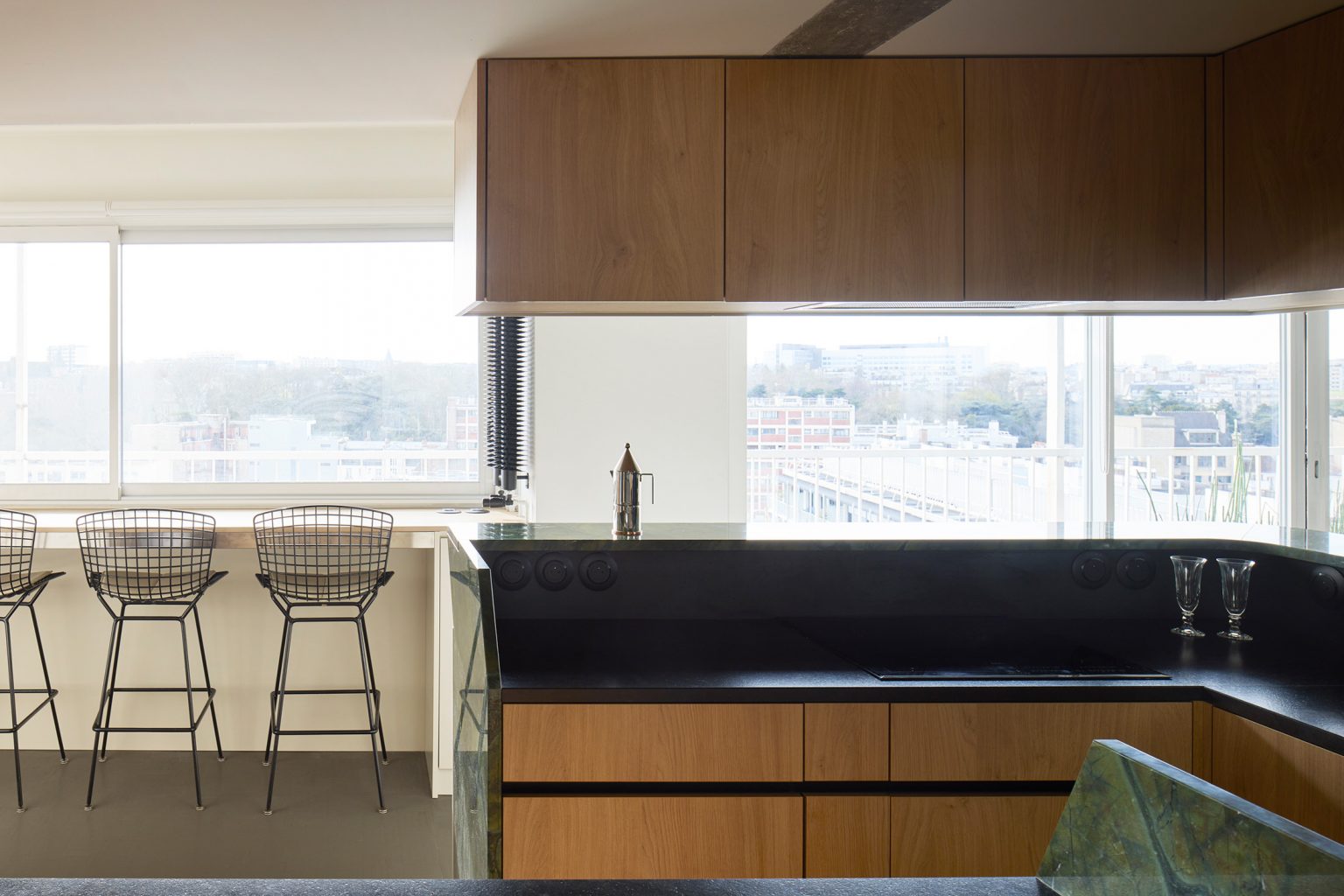 cuisine plan de travail marbre appartement des années 70 à Paris décoration contemporaine par CHHO Studio Photo © DePascuale Maffini