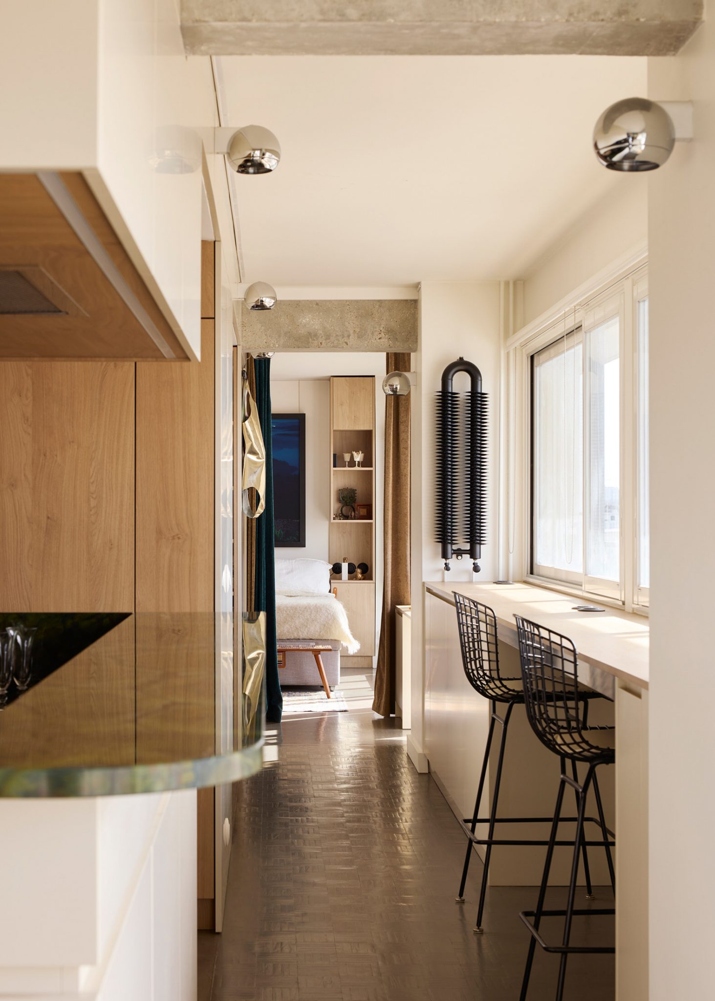 cuisine plan de travail marbre appartement des années 70 à Paris décoration contemporaine par CHHO Studio Photo © DePascuale Maffini