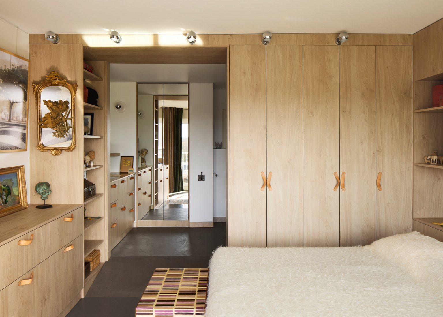 chambre avec placards bois appartement des années 70 à Paris décoration contemporaine par CHHO Studio Photo © DePascuale Maffini