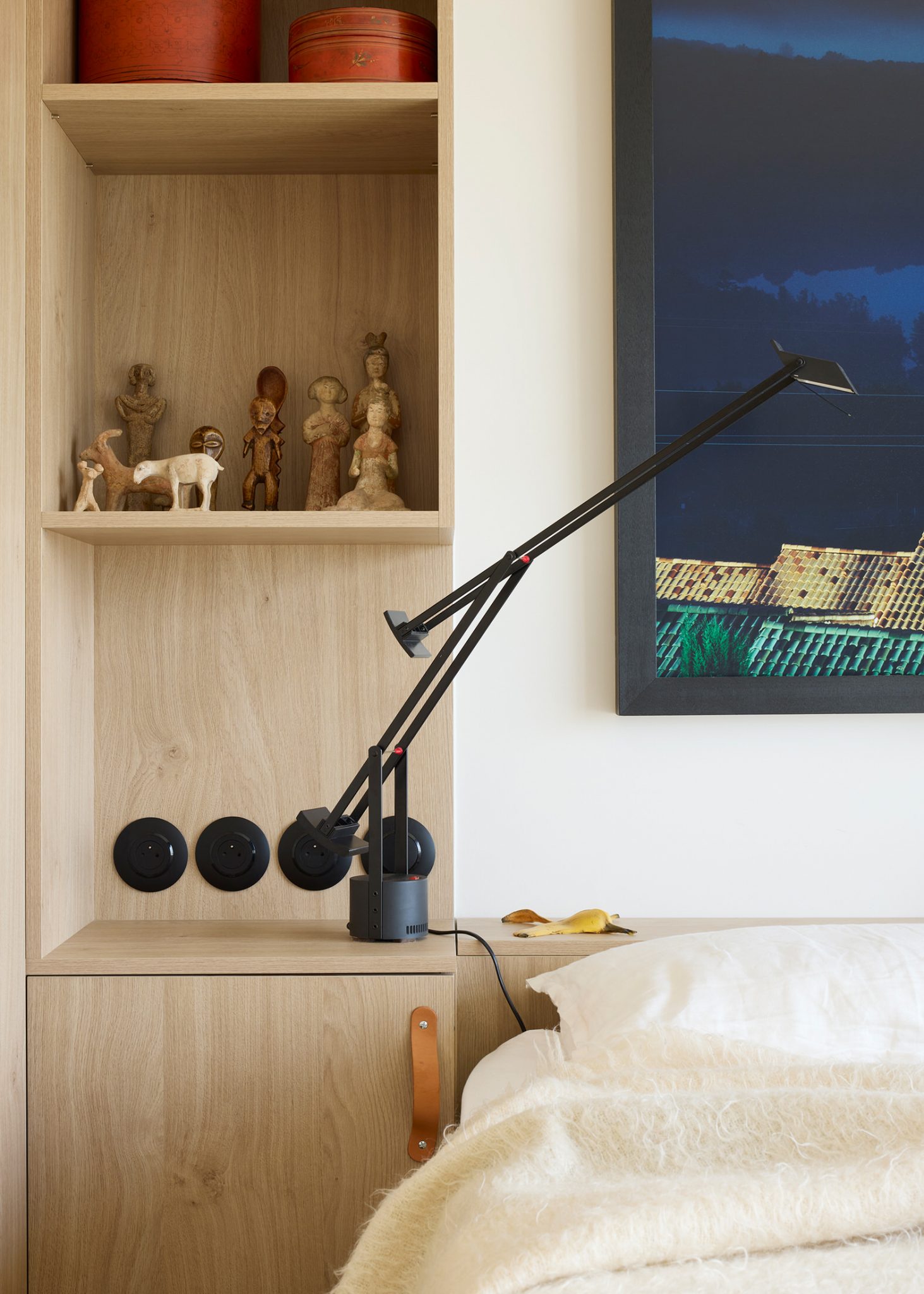 chambre avec placards bois appartement des années 70 à Paris décoration contemporaine par CHHO Studio Photo © DePascuale Maffini