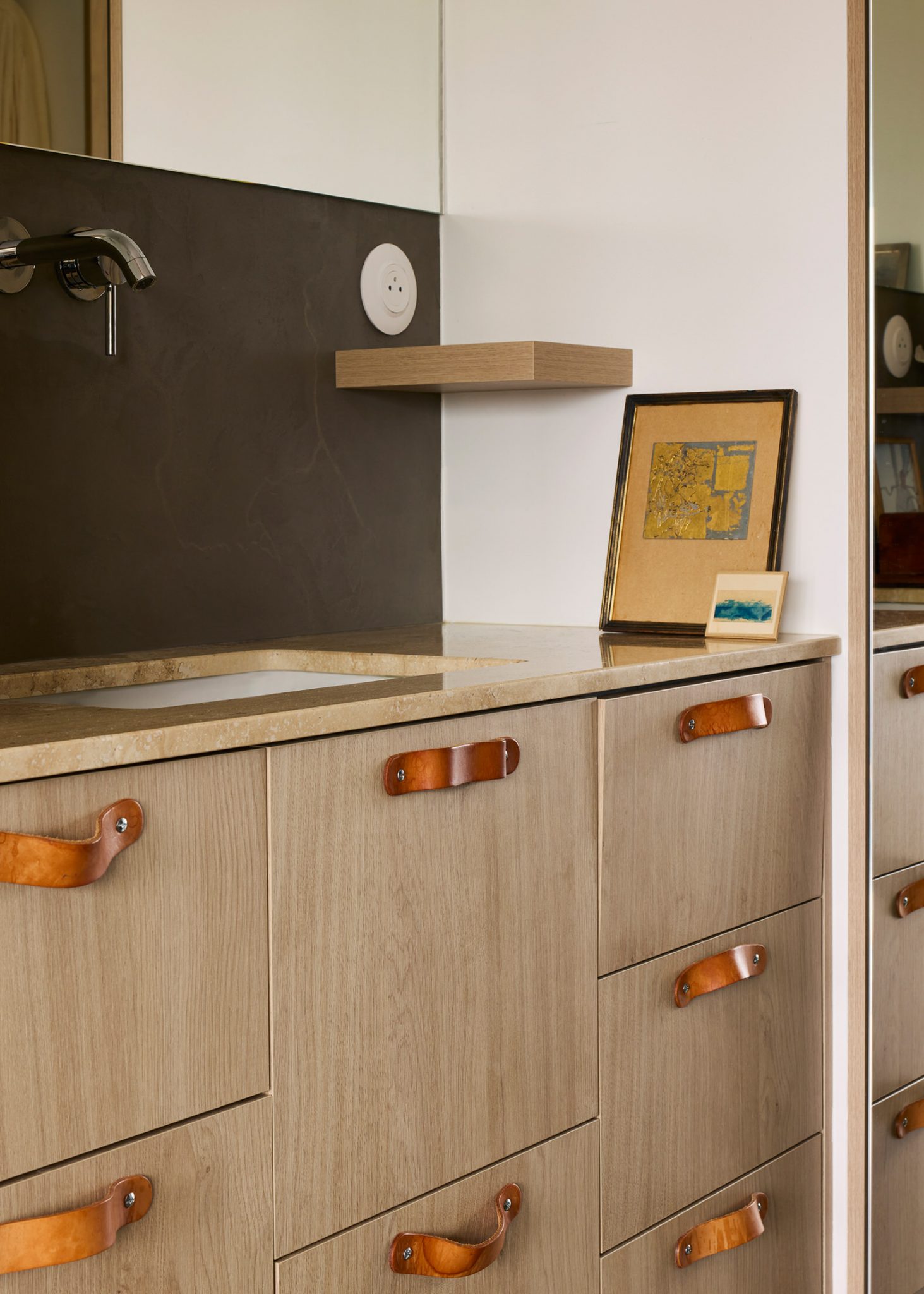 salle de bains avec placards bois appartement des années 70 à Paris décoration contemporaine par CHHO Studio Photo © DePascuale Maffini