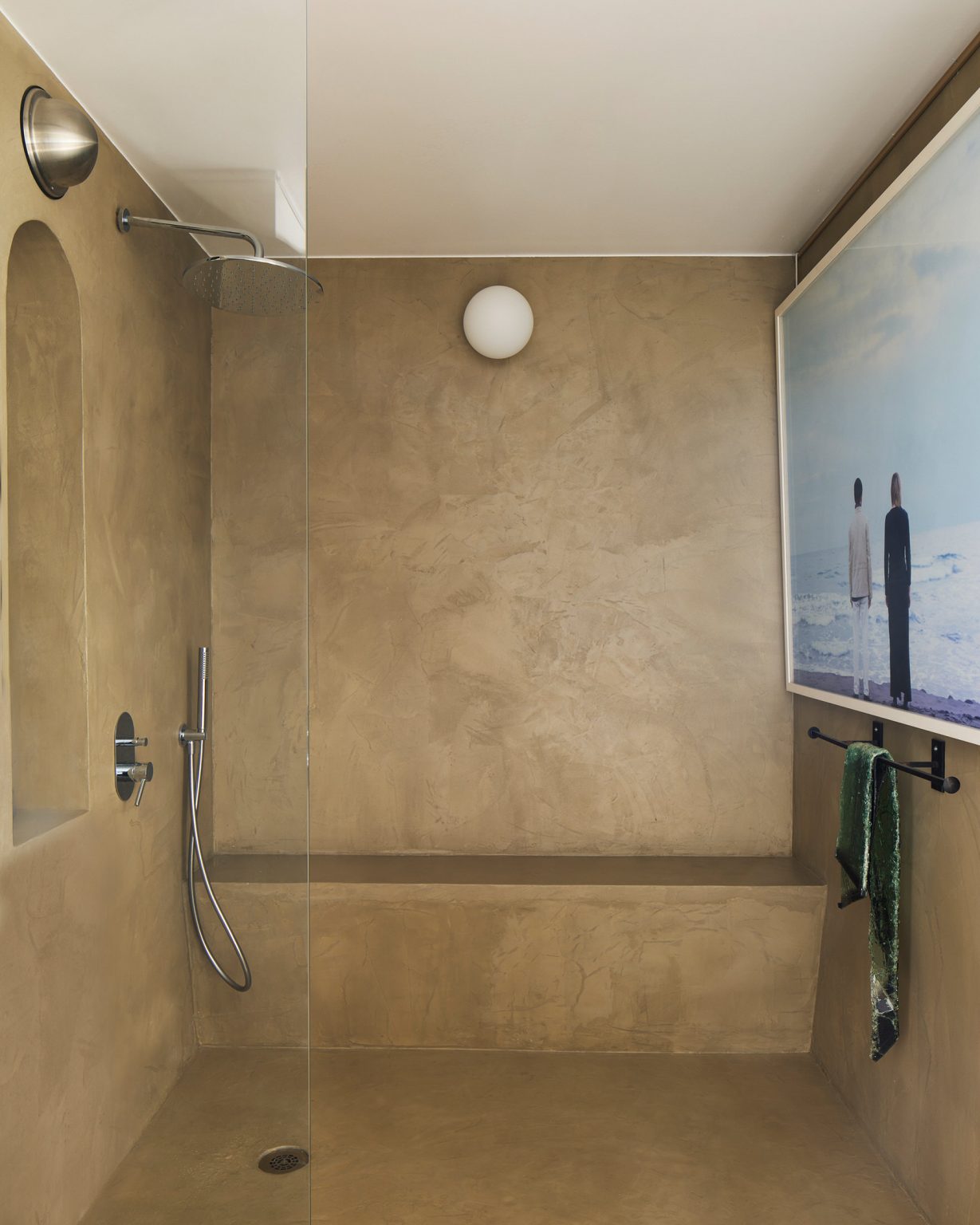 salle de bains avec baignoire et murs enduits appartement des années 70 à Paris décoration contemporaine par CHHO Studio Photo © DePascuale Maffini