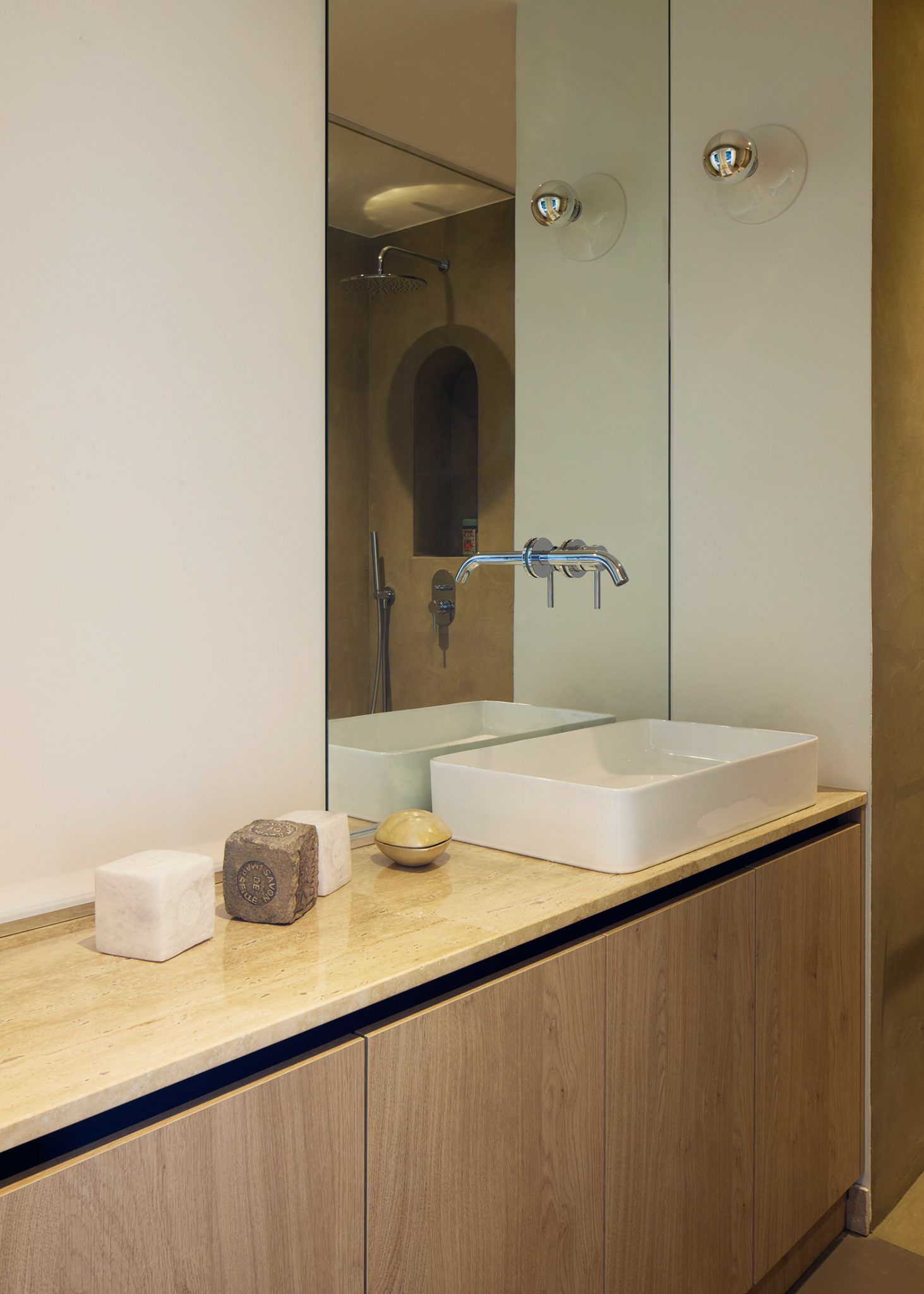 salle de bains avec placards bois appartement des années 70 à Paris décoration contemporaine par CHHO Studio Photo © DePascuale Maffini