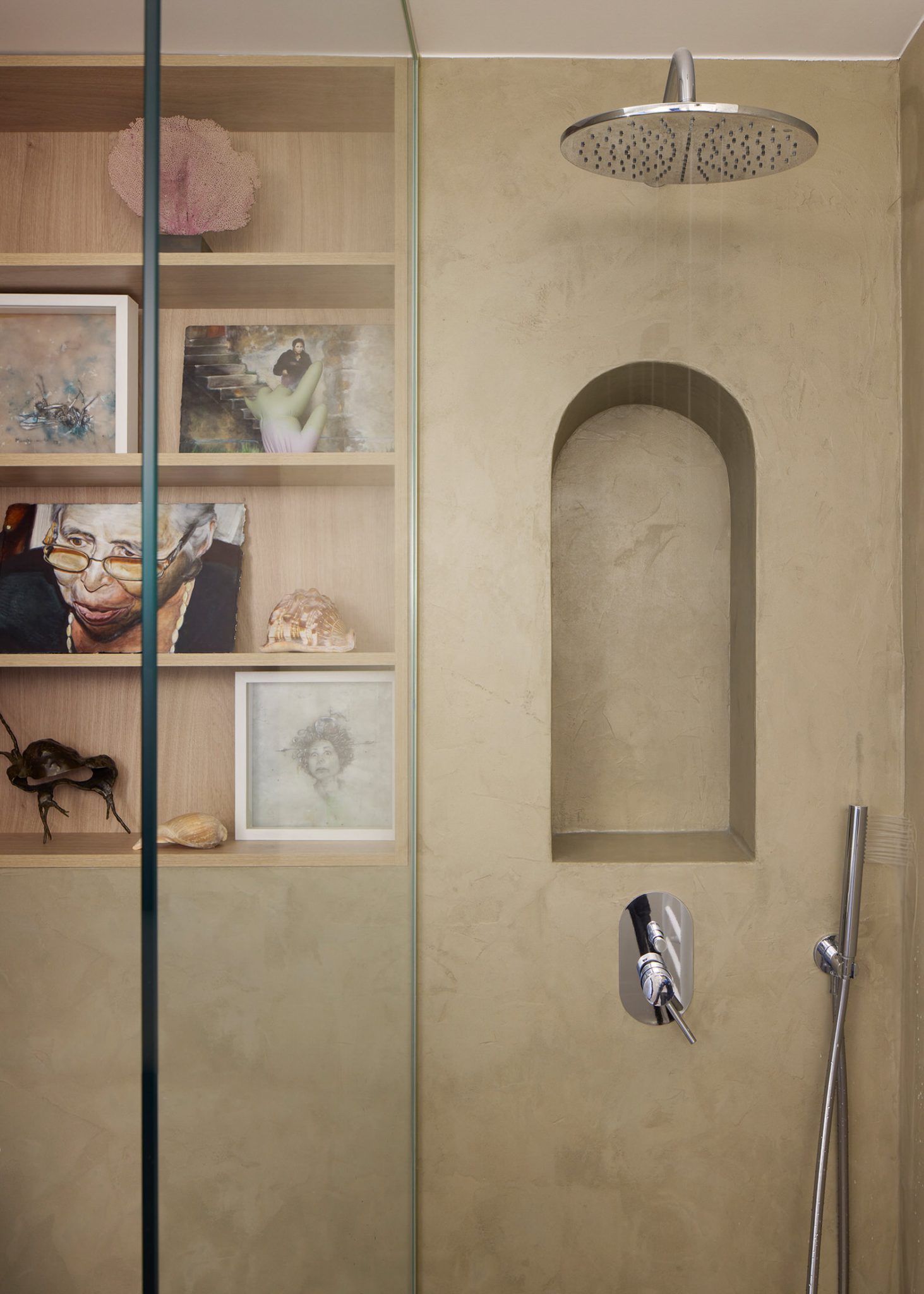 salle de bains avec placards bois appartement des années 70 à Paris décoration contemporaine par CHHO Studio Photo © DePascuale Maffini