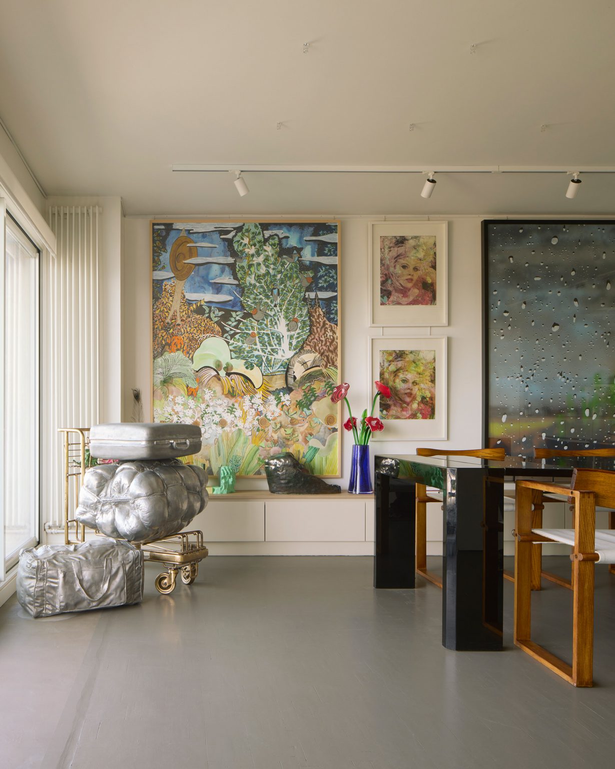 salon avec tableaux appartement des années 70 à Paris décoration contemporaine par CHHO Studio Photo © DePascuale Maffini