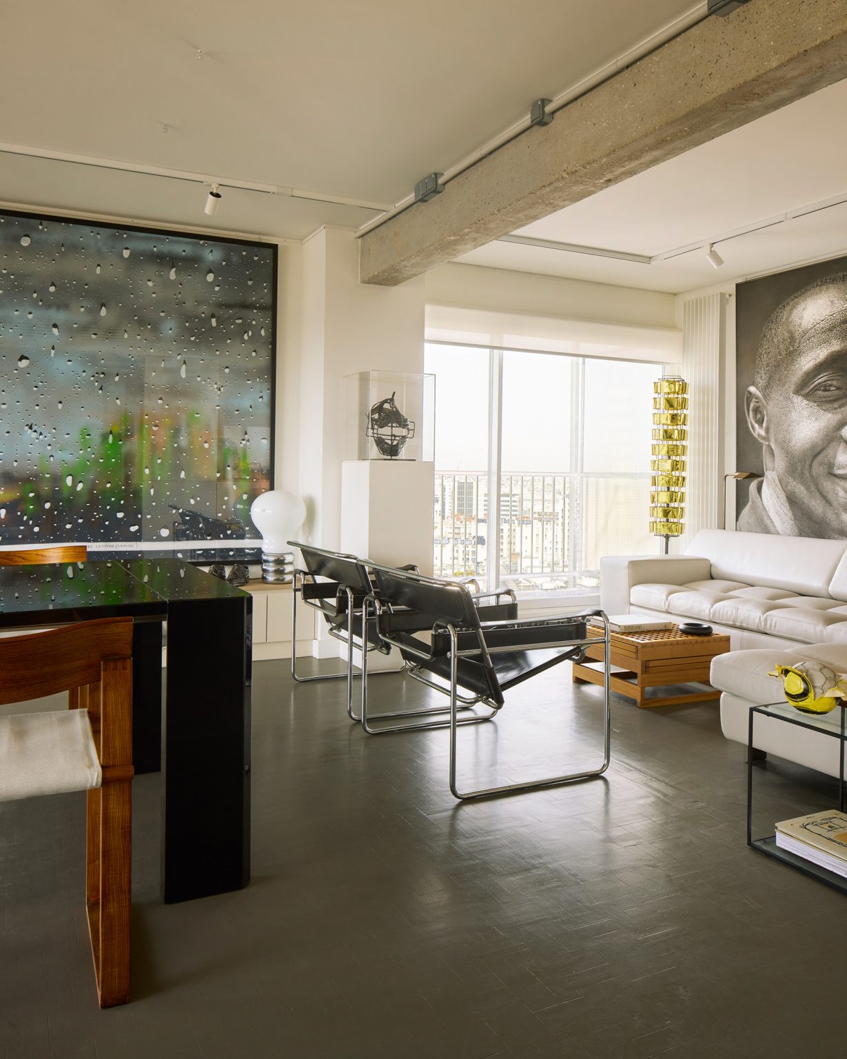 salon avec tableaux appartement des années 70 à Paris décoration contemporaine par CHHO Studio Photo © DePascuale Maffini