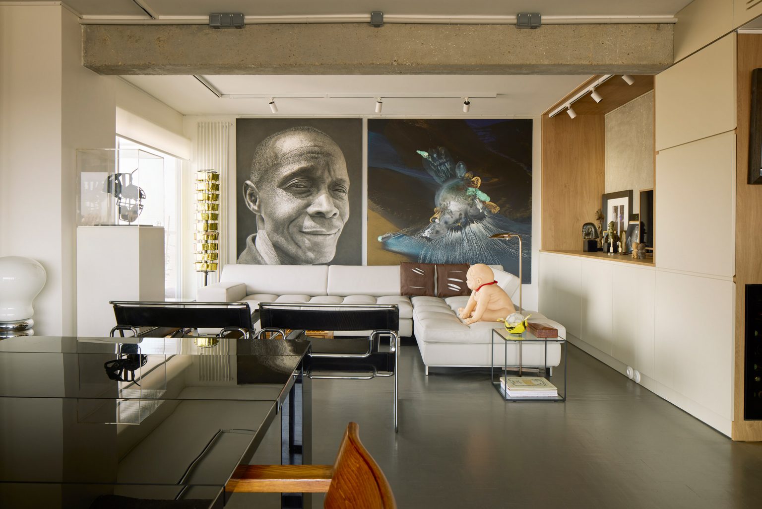 salon avec tableaux appartement des années 70 à Paris décoration contemporaine par CHHO Studio Photo © DePascuale Maffini