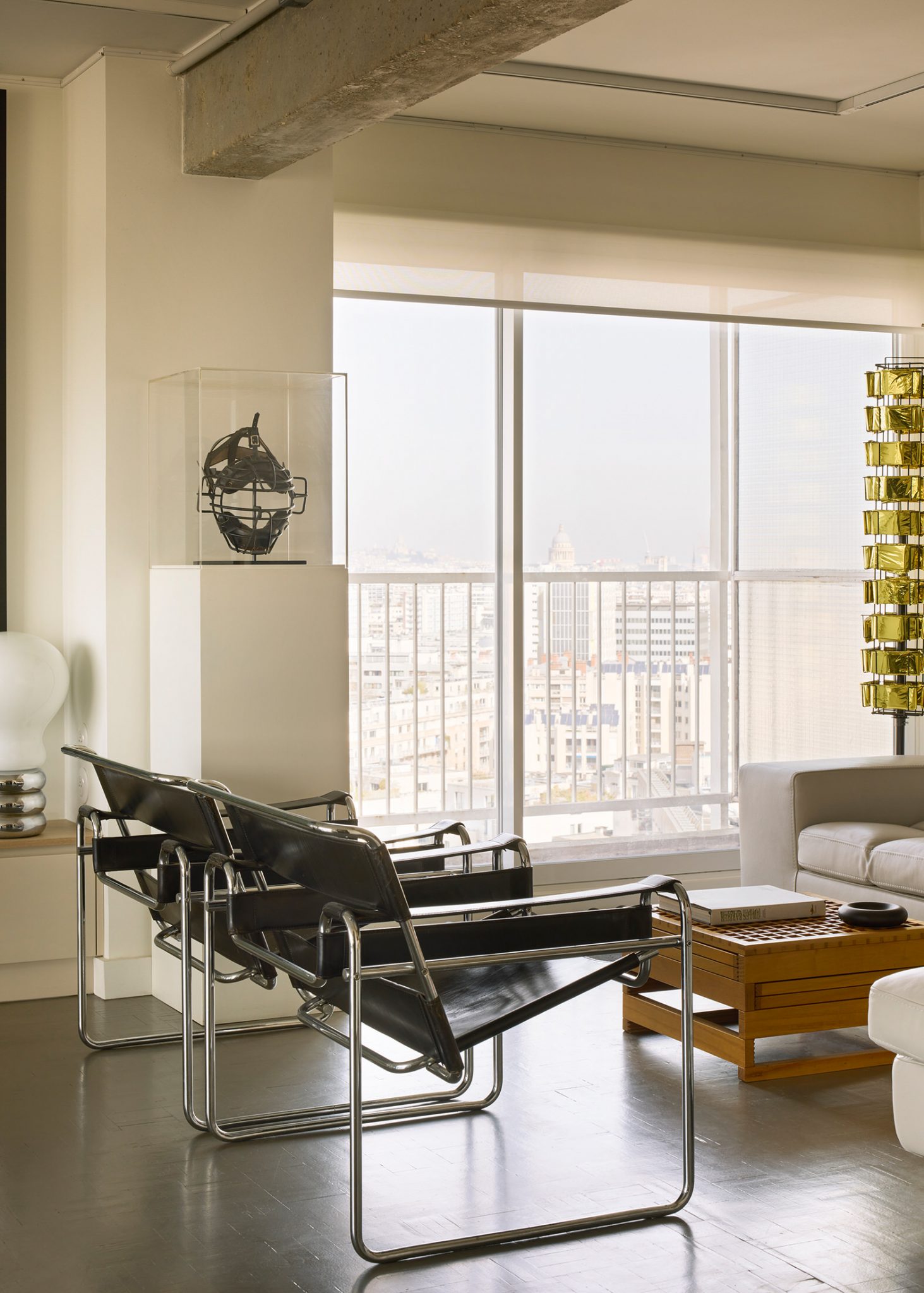 salon avec tableaux appartement des années 70 à Paris décoration contemporaine par CHHO Studio Photo © DePascuale Maffini