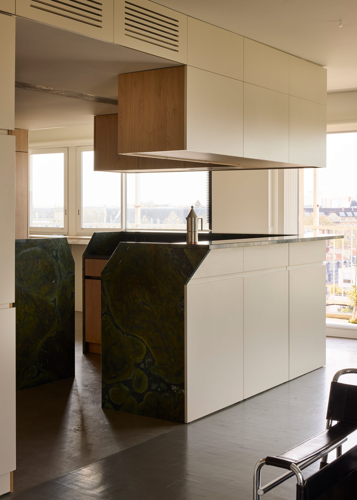 cuisine plan de travail marbre appartement des années 70 à Paris décoration contemporaine par CHHO Studio Photo © DePascuale Maffini