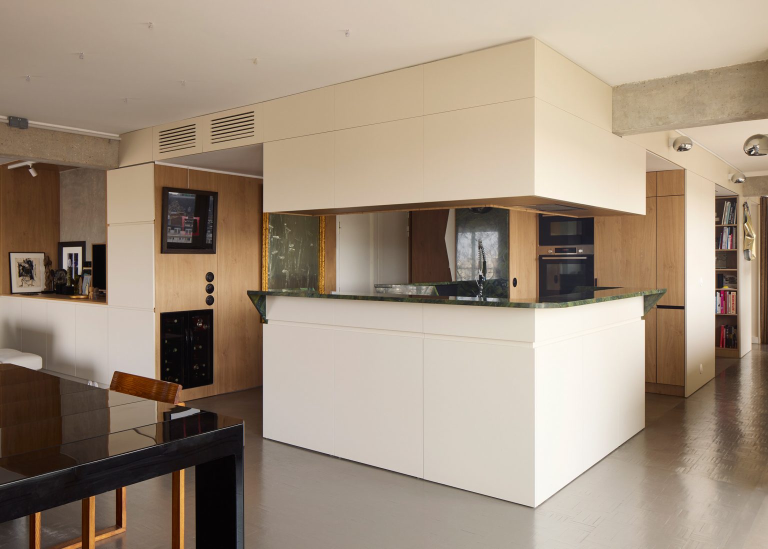 cuisine plan de travail marbre appartement des années 70 à Paris décoration contemporaine par CHHO Studio Photo © DePascuale Maffini