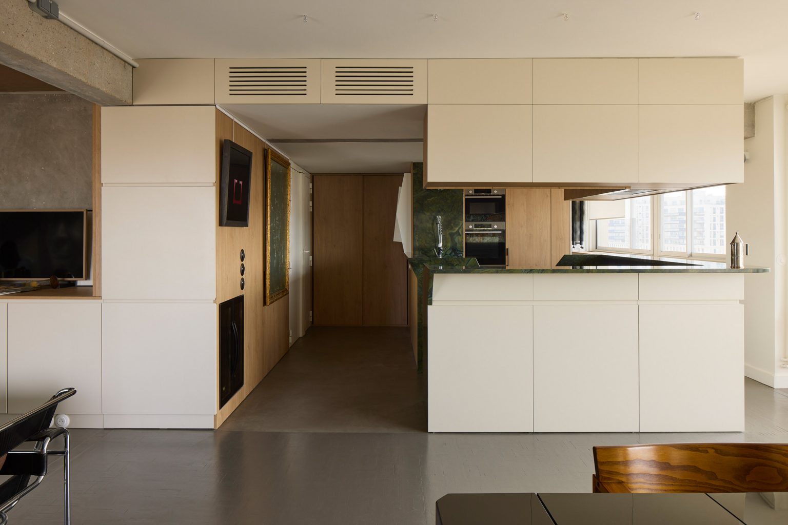 cuisine plan de travail marbre appartement des années 70 à Paris décoration contemporaine par CHHO Studio Photo © DePascuale Maffini