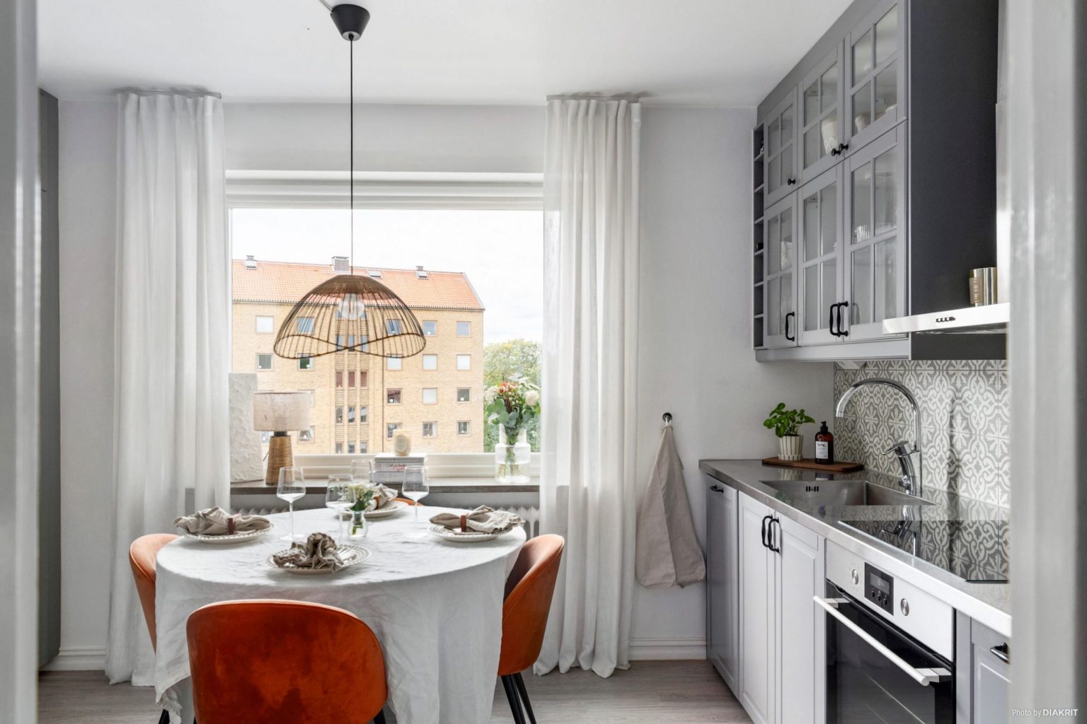 cuisine IKEA grise avec table salle à manger studio 41m2 décoration blanche scandinave