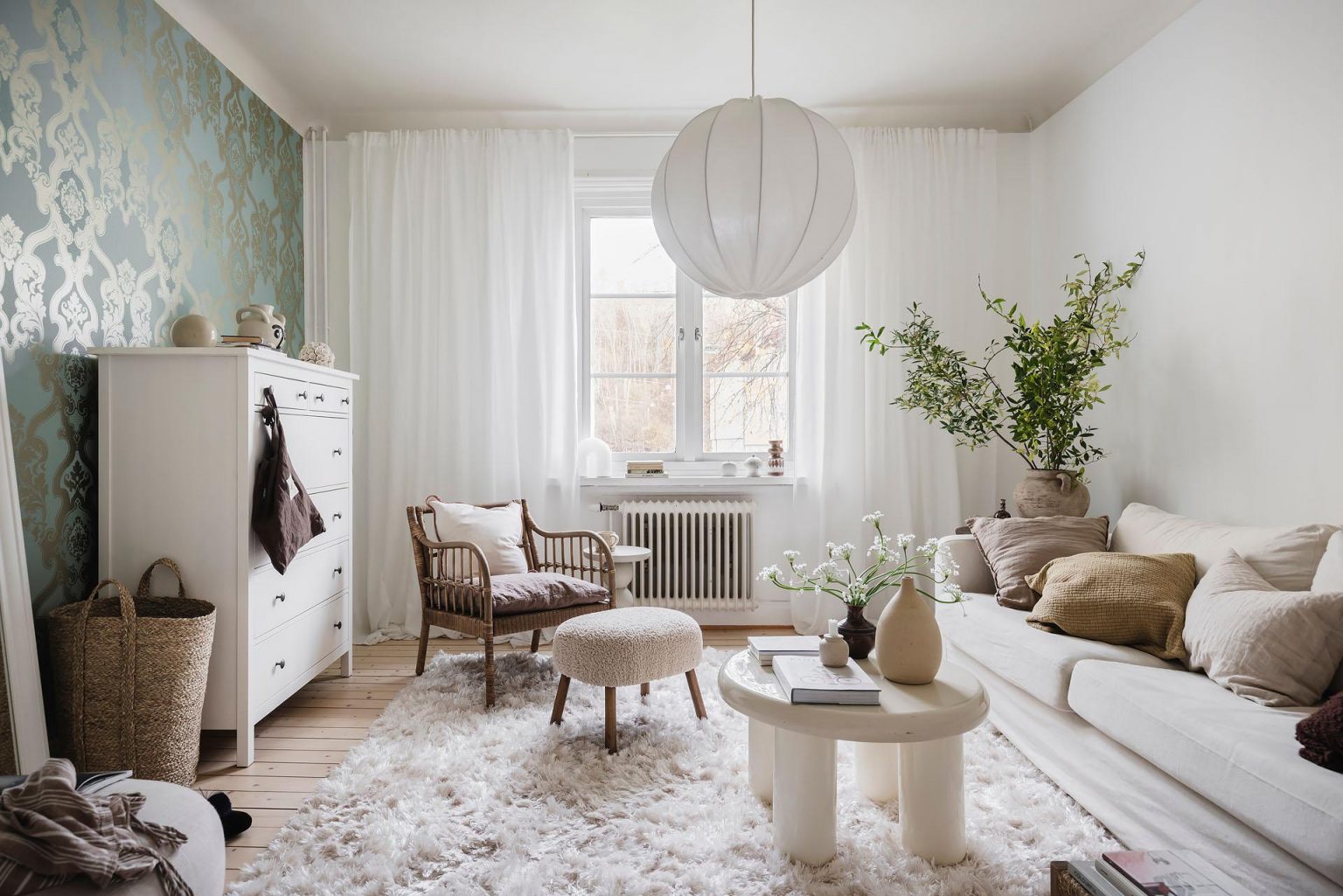 salon beige papier-peint bleu motifs classique décoration scandinave studio 42m2