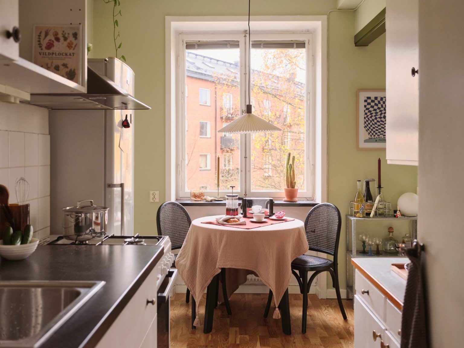 studio vintage 35m2 avec cuisine semi ouverte et coin repas