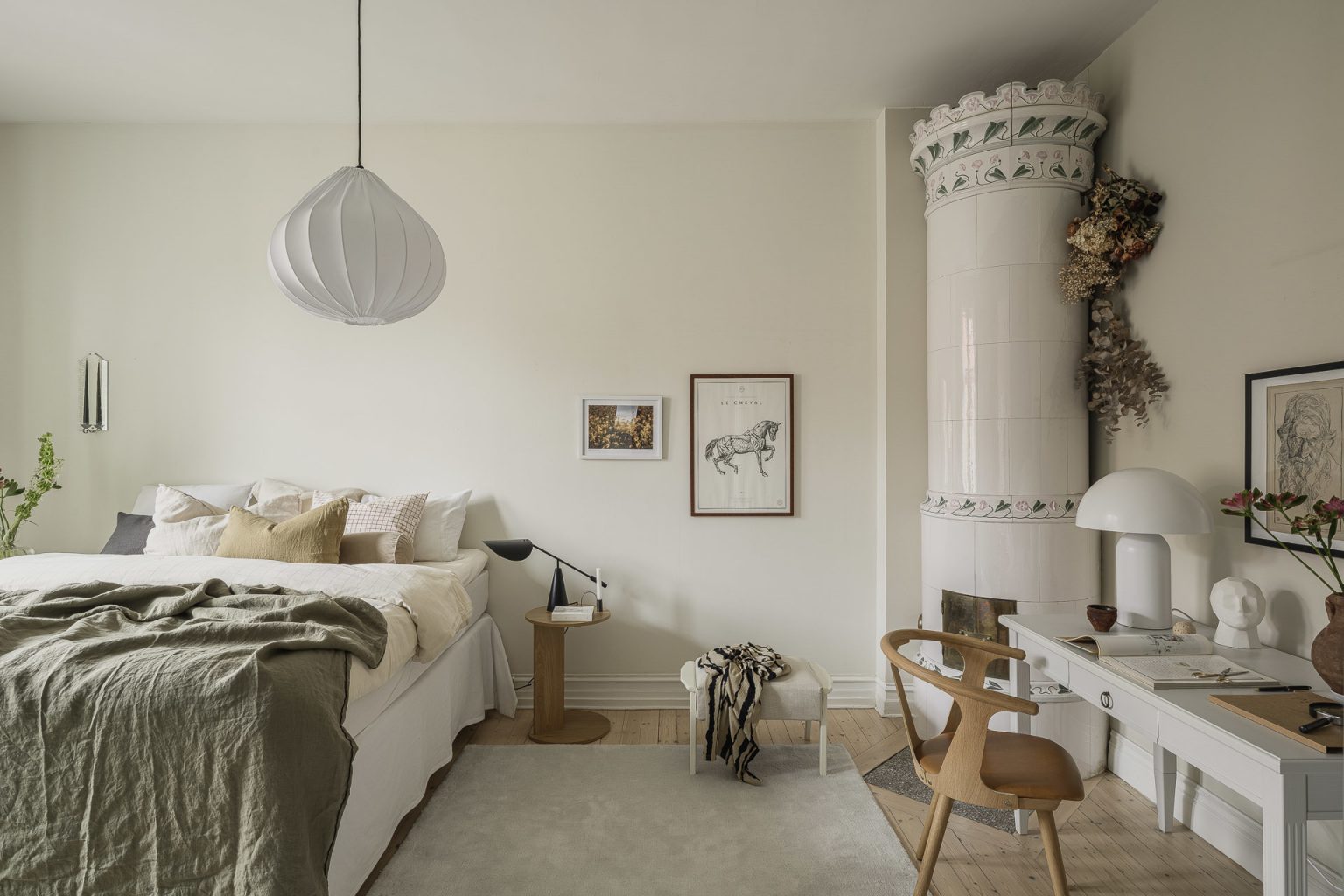 chambre avec poêle faïence appartement ancien décoration scandinave