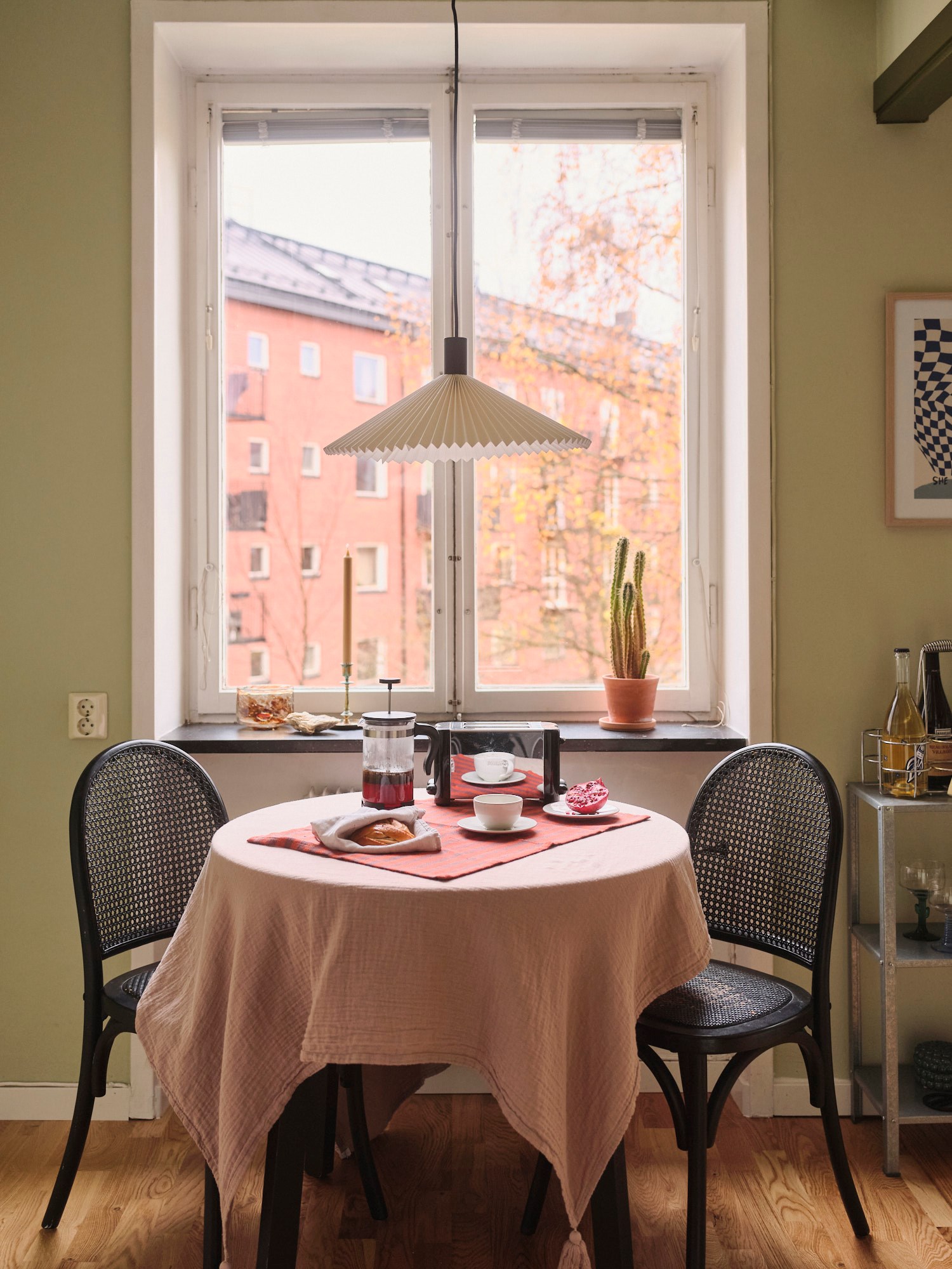 espace repas studio vintage 35m2 avec cuisine semi ouverte