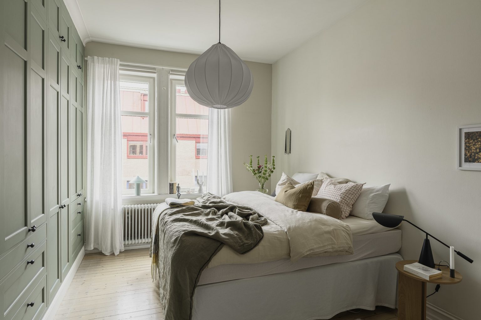 chambre avec dressing portes vertes appartement ancien décoration scandinave