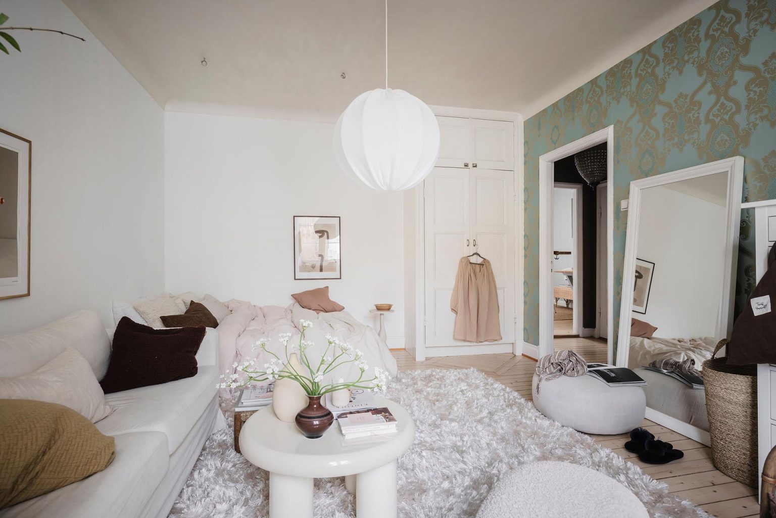 salon beige papier-peint bleu motifs classique décoration scandinave studio 42m2