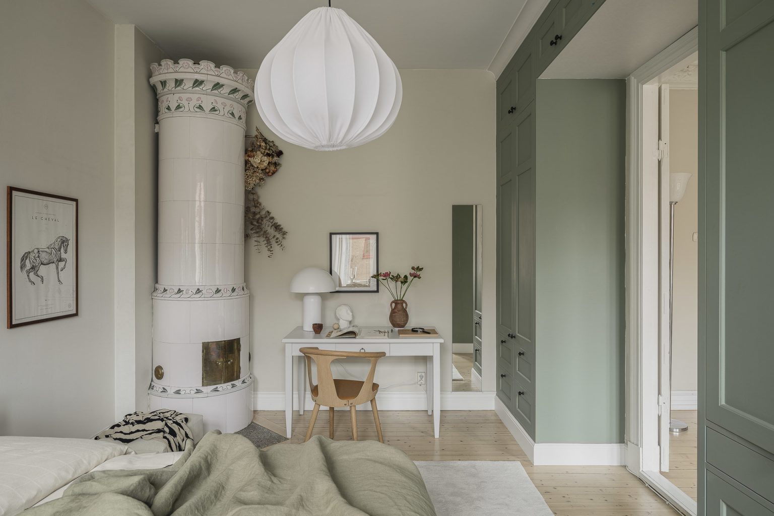 chambre avec dressing portes vertes et poêle faïence appartement ancien décoration scandinave