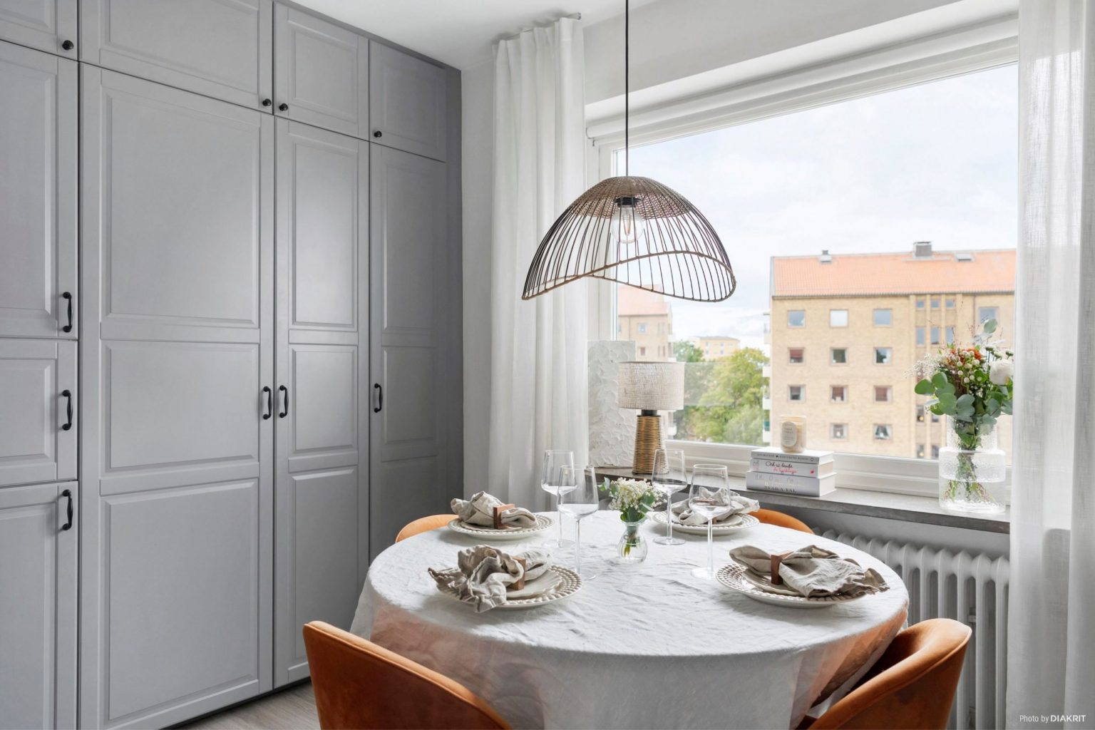 cuisine IKEA grise avec table salle à manger studio 41m2 décoration blanche scandinave