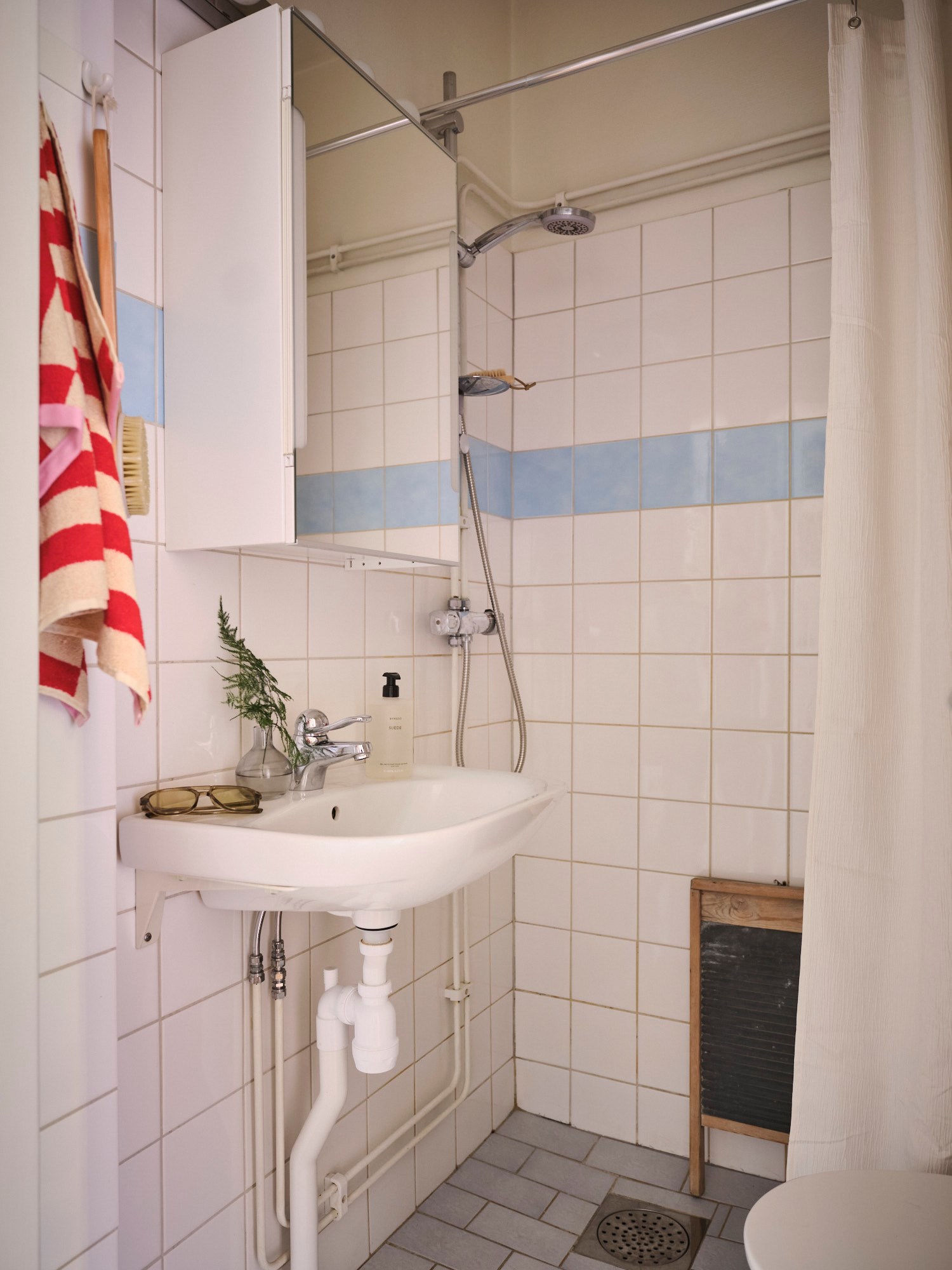 salle de bain blanche et bleue