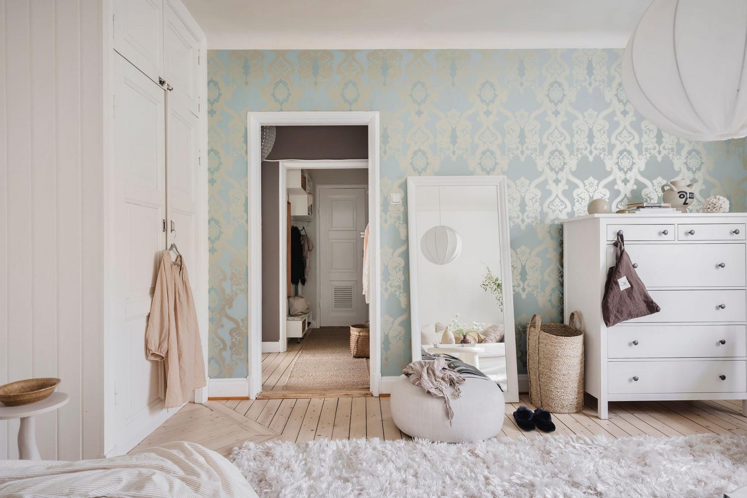 salon beige papier-peint bleu motifs classique décoration scandinave studio 42m2