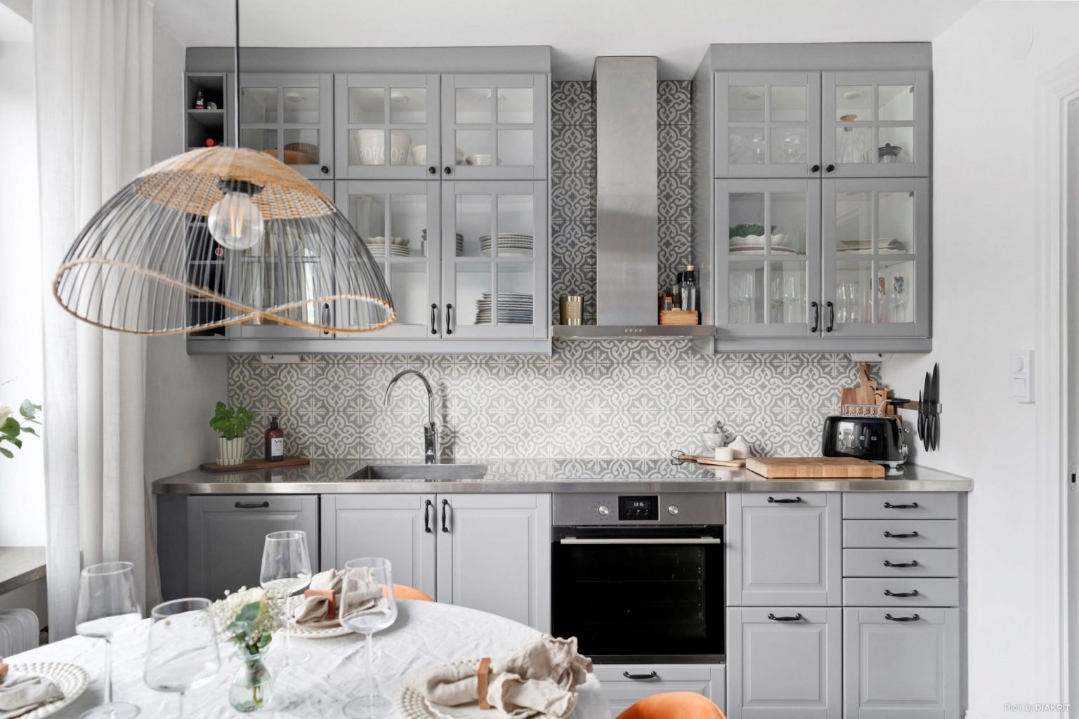 cuisine IKEA grise avec table salle à manger studio 41m2 décoration blanche scandinave