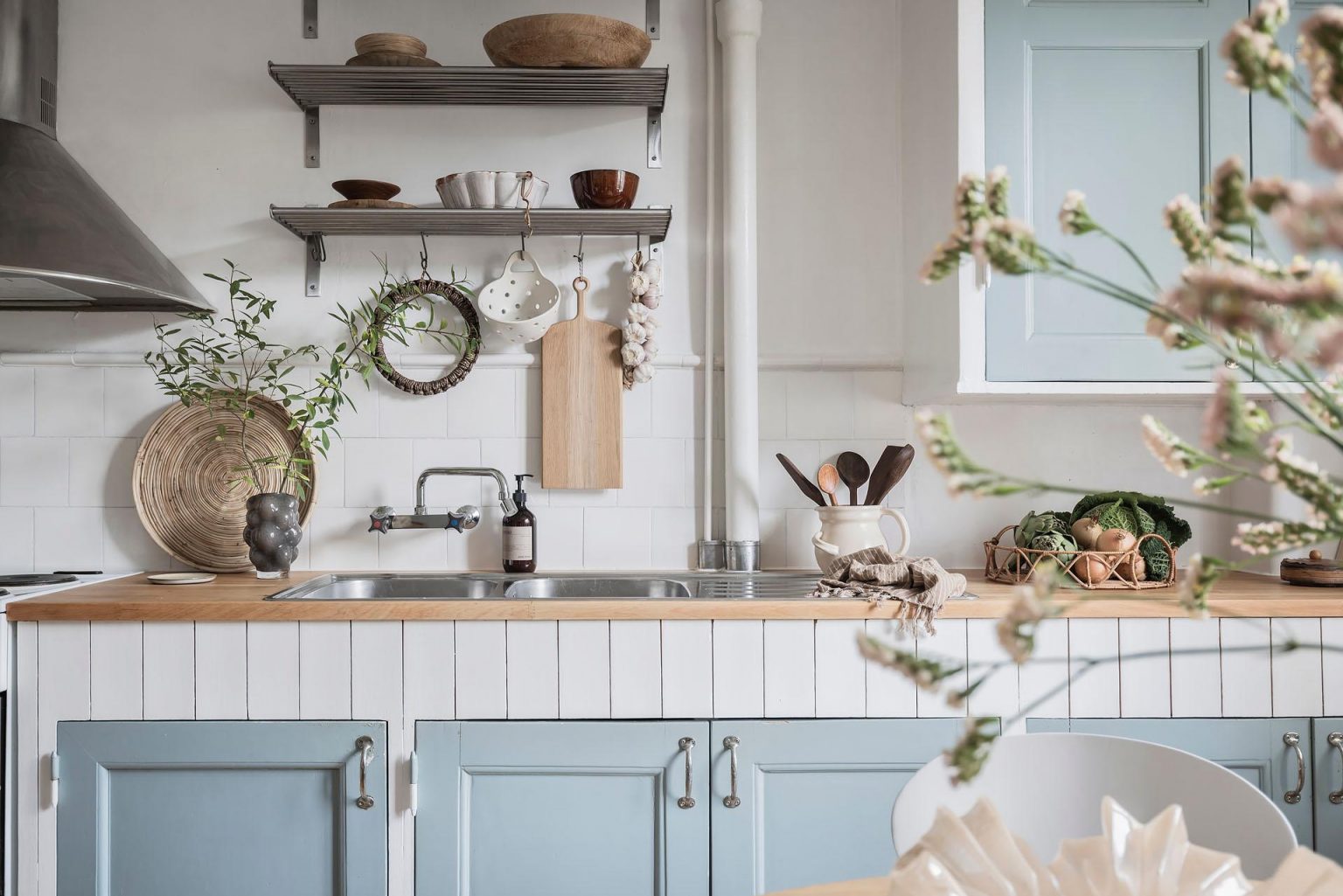 cuisine bleu doux avec espace salle à manger studio 42m2