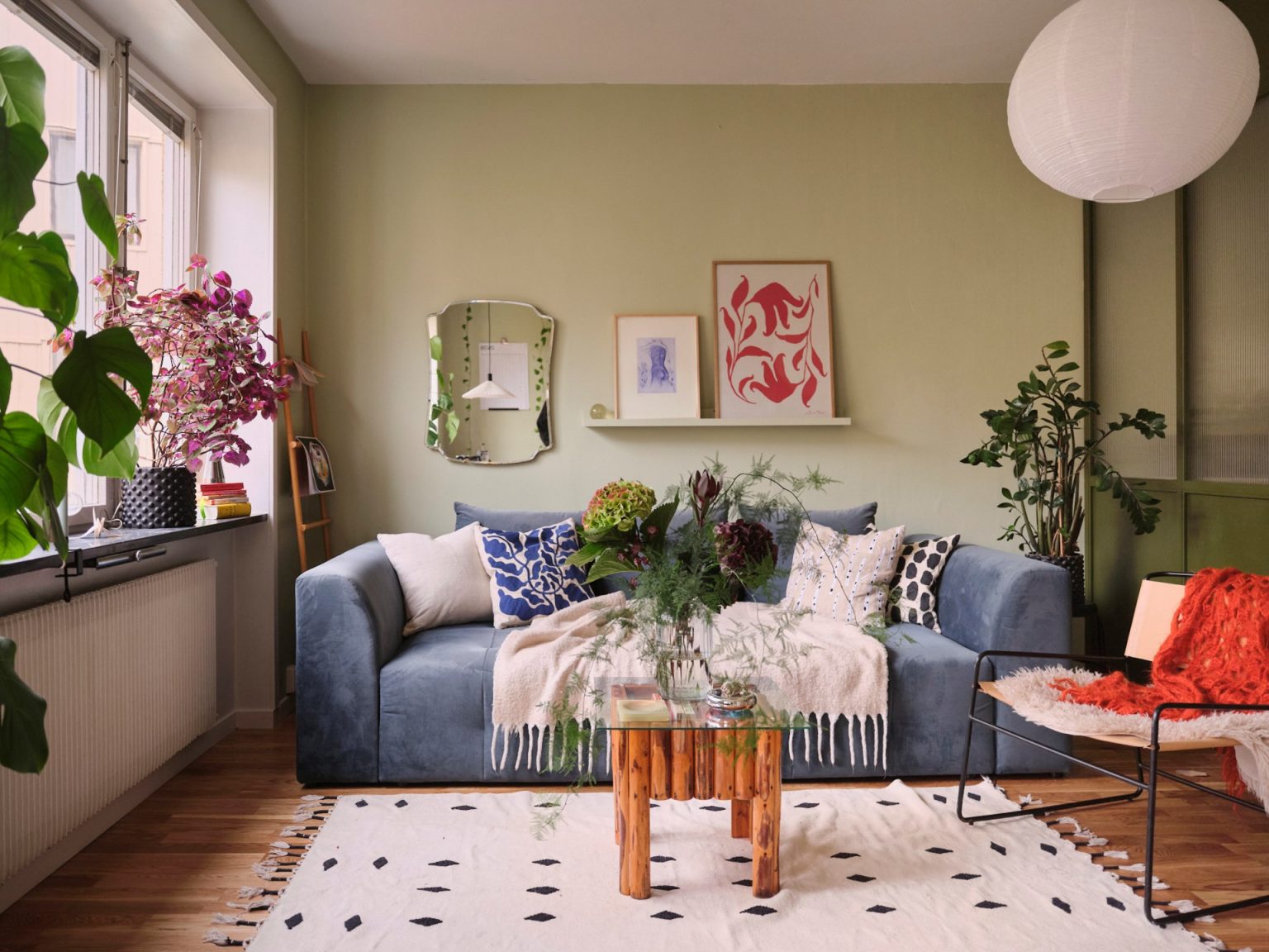 salon studio vintage 35m2 avec verrière verre cannelé pour espace chambre